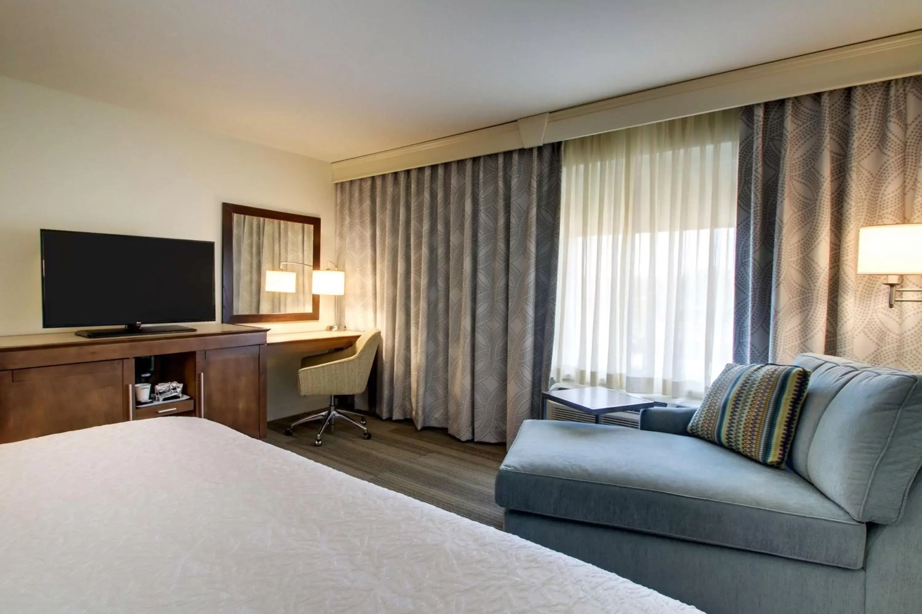 King Room in Hampton Inn & Suites Milwaukee West King Room in Hampton Inn & Suites Milwaukee West