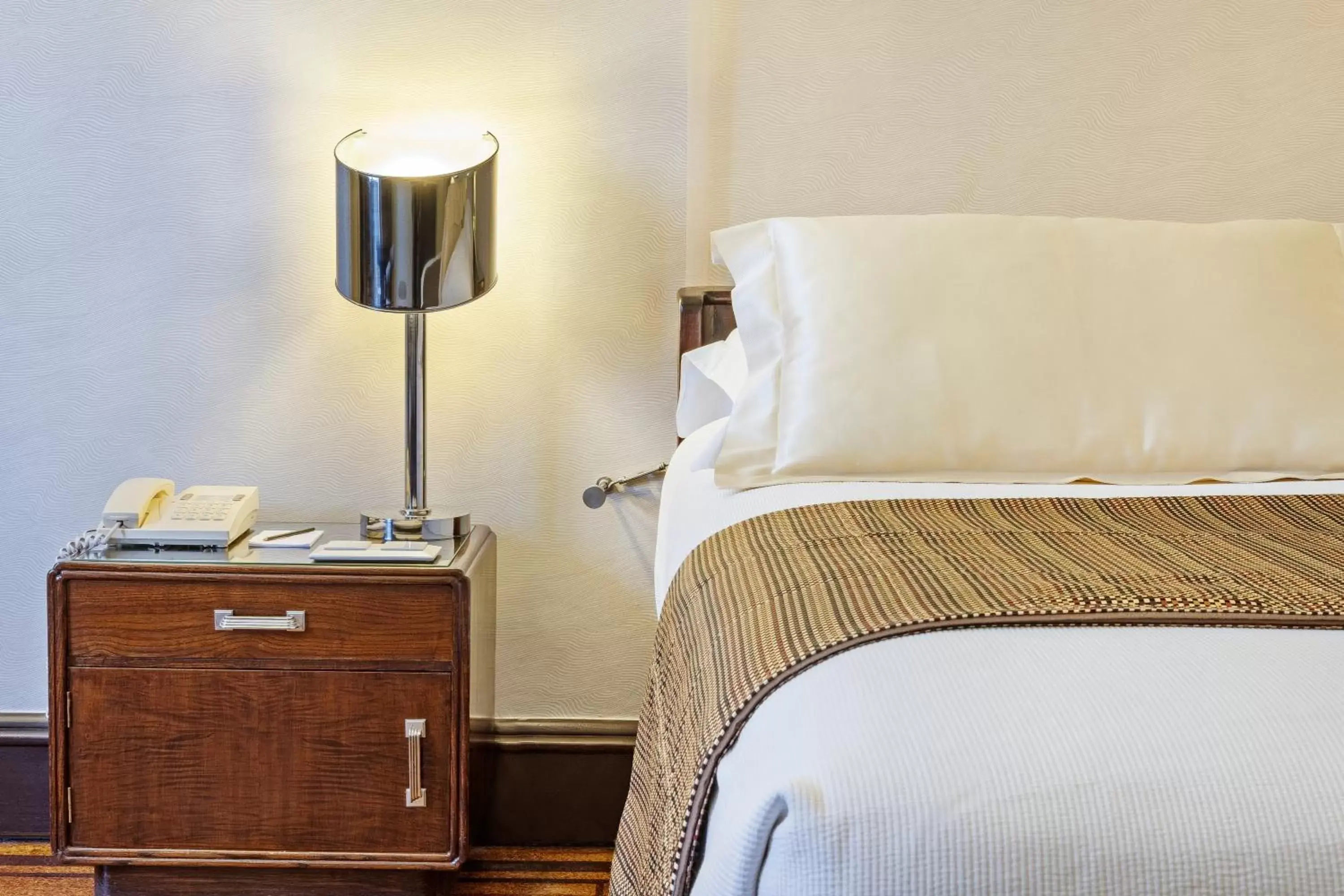 Bedroom, Bed in Hotel Britania Art Deco - Lisbon Heritage Collection - Avenida
