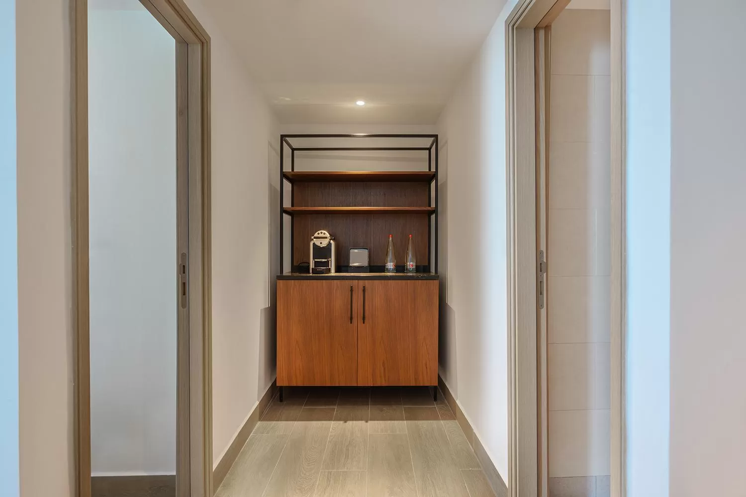 Coffee/tea facilities in Sea Tower by Isrotel Design