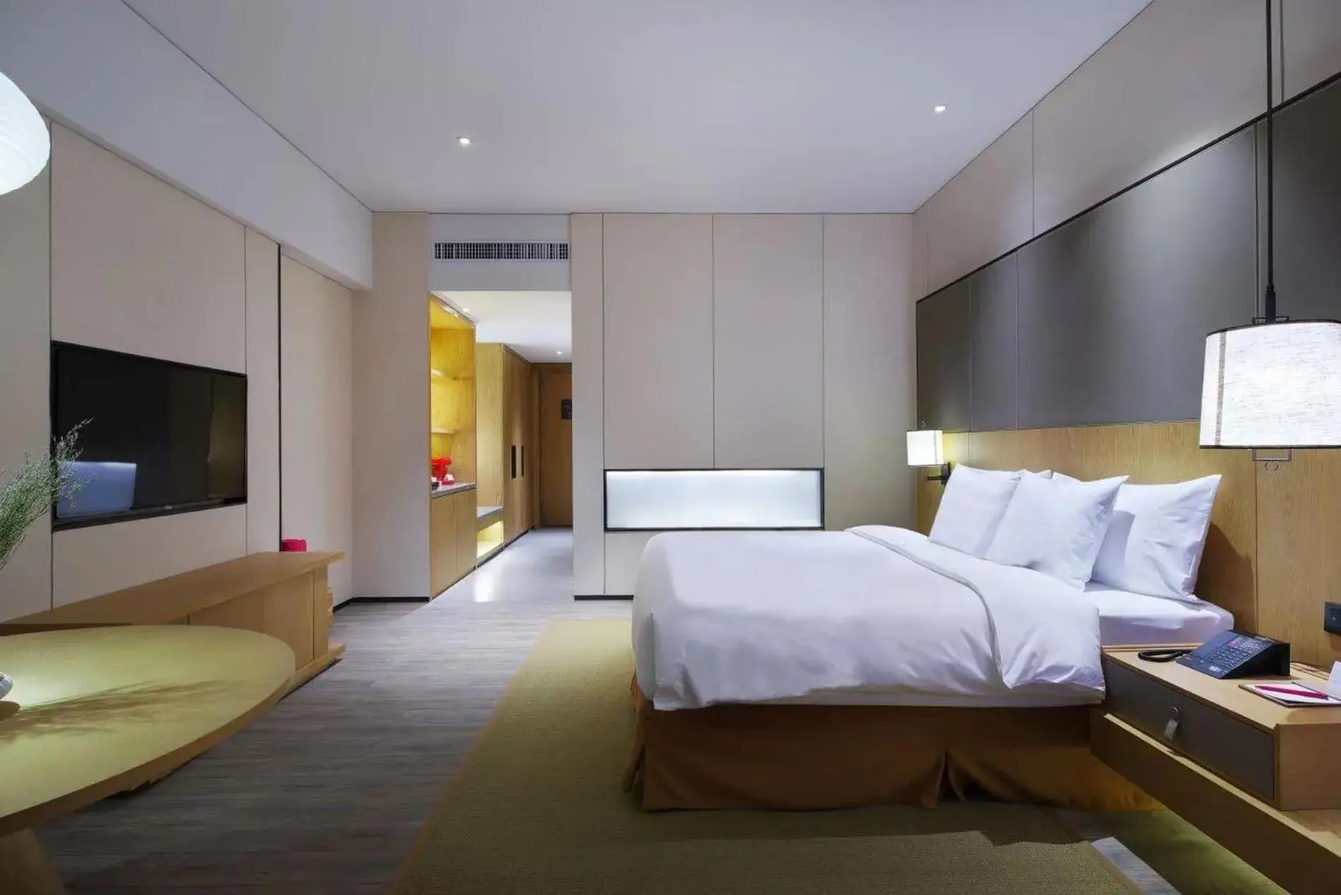 Photo of the whole room, Bed in Crowne Plaza Nanchang Wanli, an IHG Hotel