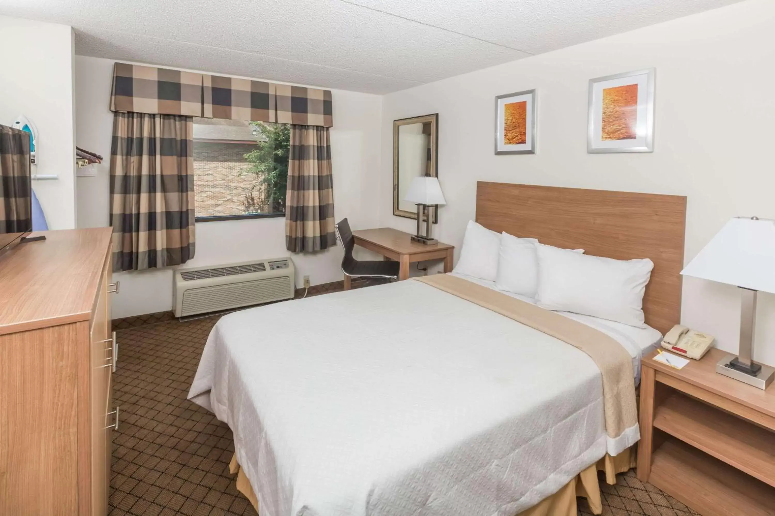 Photo of the whole room, Bed in Days Inn by Wyndham Biloxi Beach