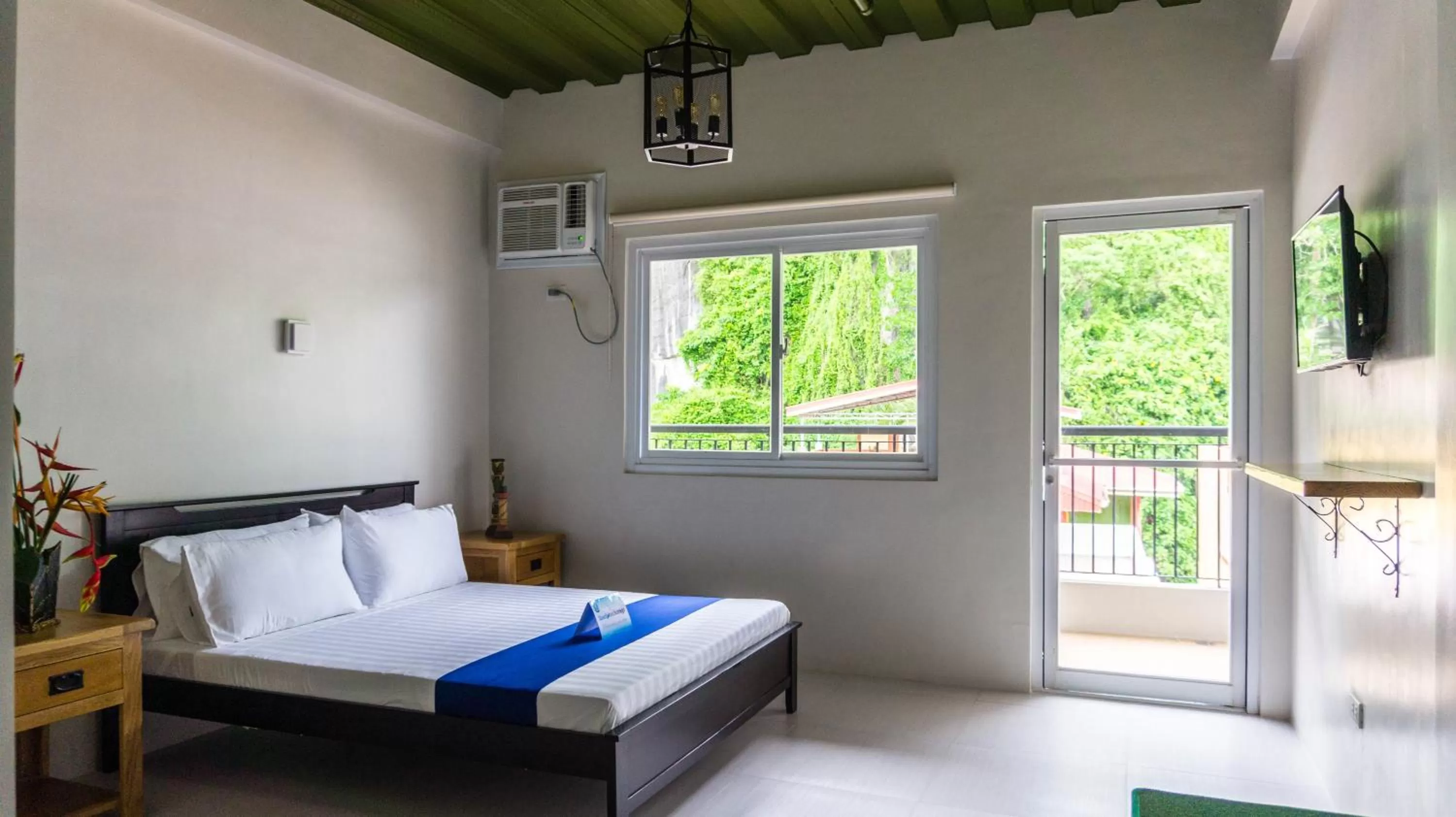 Photo of the whole room, Bed in South Anchorage Inn