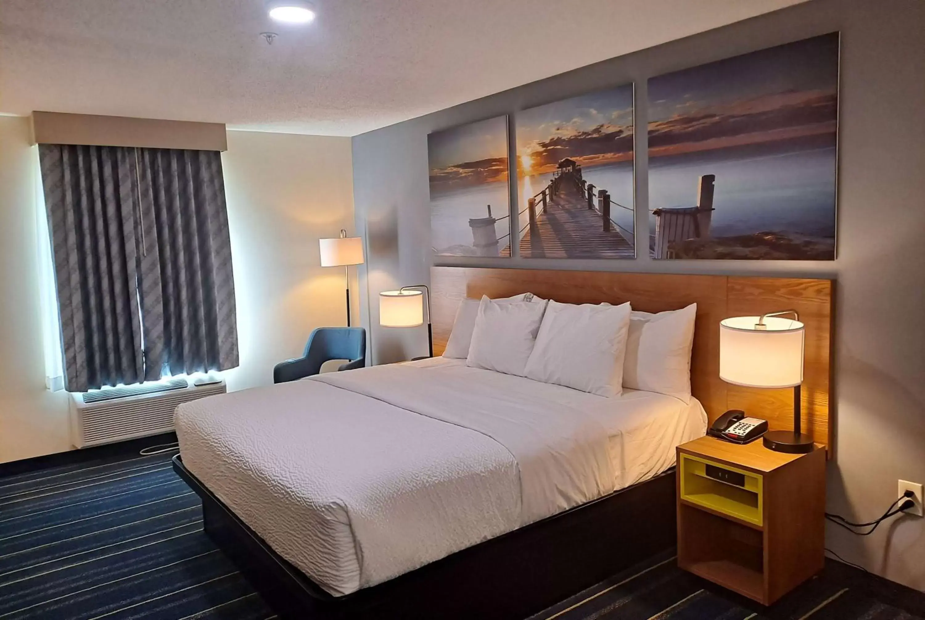 Photo of the whole room, Bed in Days Inn by Wyndham Grayson