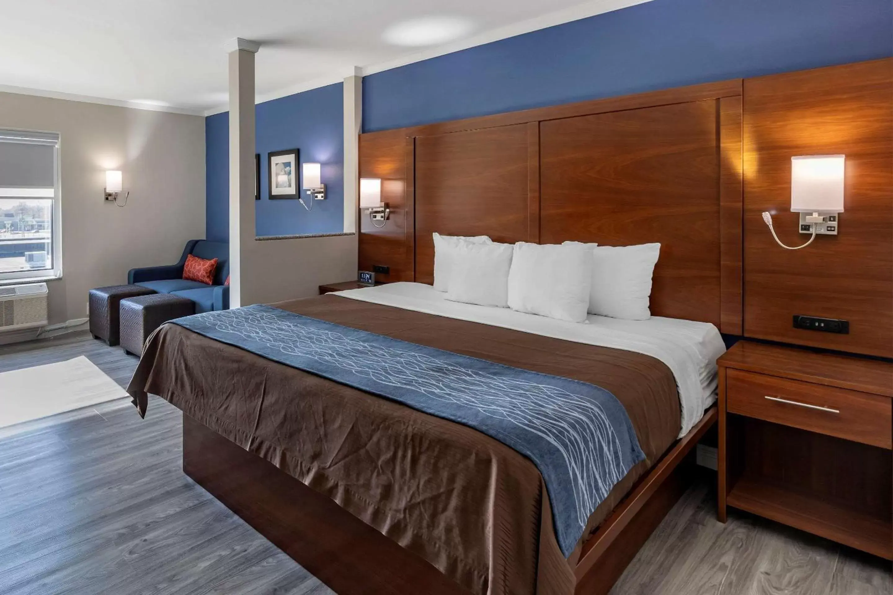 Bedroom, Bed in Comfort Suites St Louis - Sunset Hills