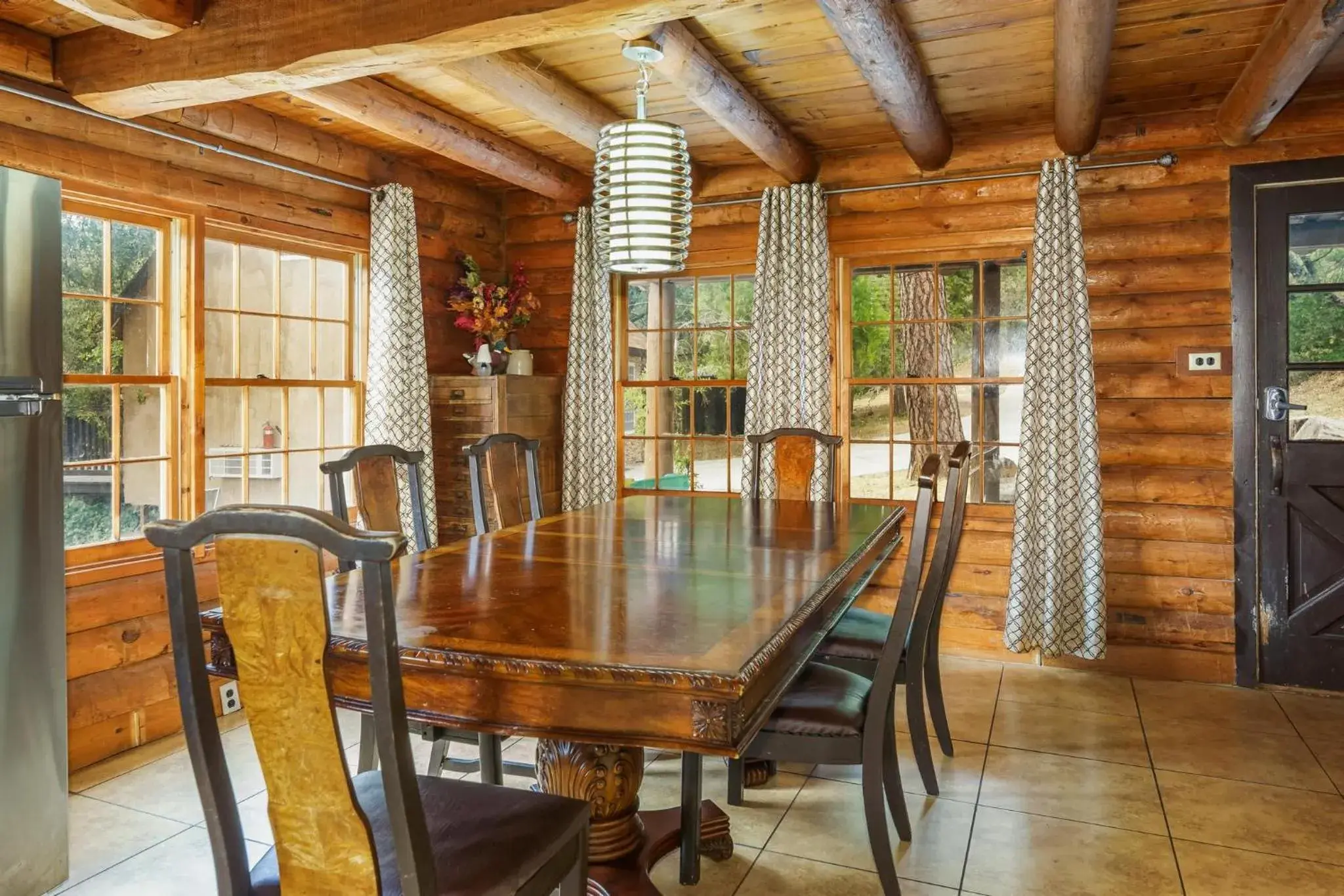 Dining Area in Mountain Trail Lodge and Vacation Rentals