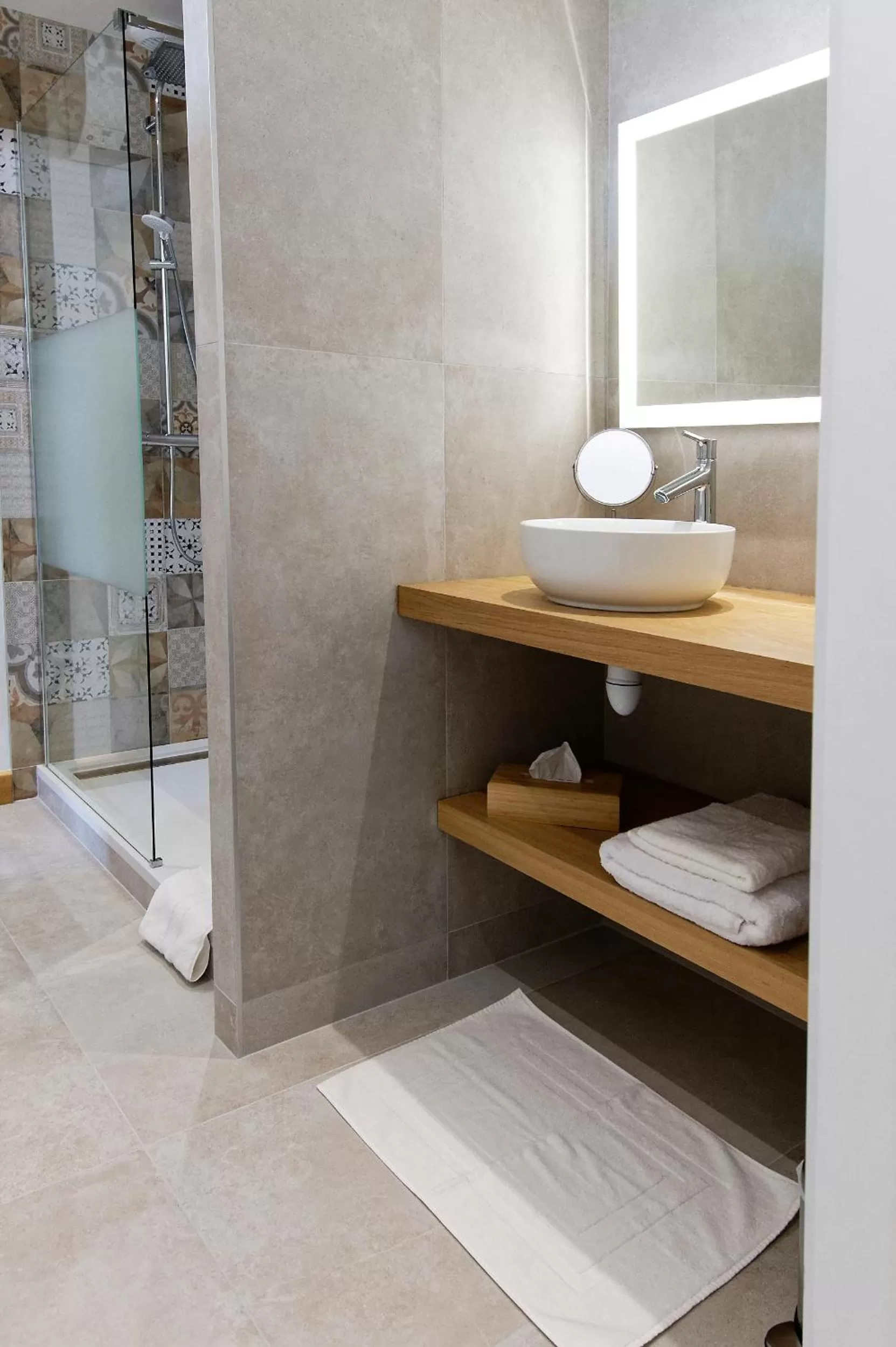 Shower in CHATEAU CROIX DE LABRIE