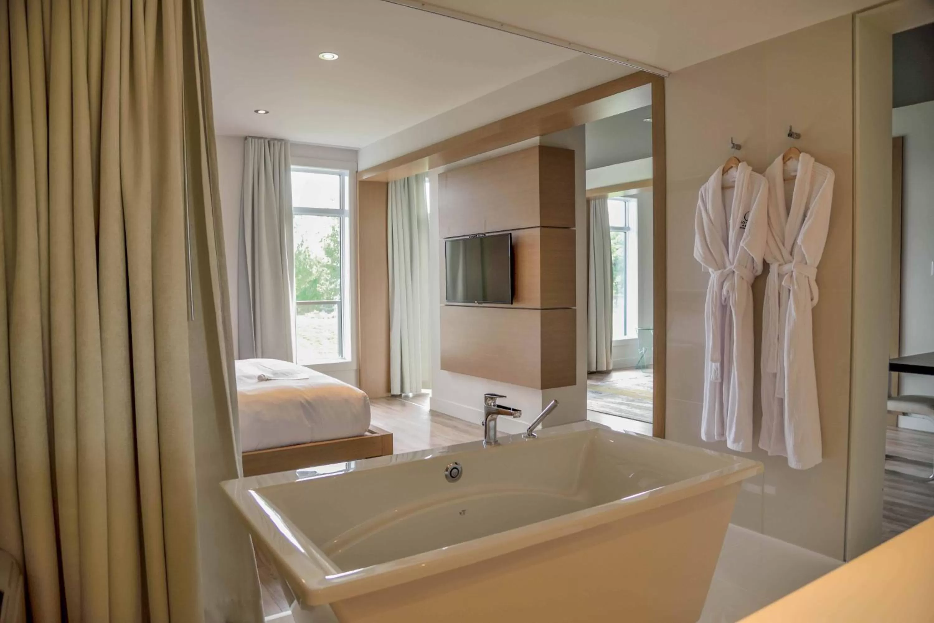 Bathroom, Bed in La Cache du Golf