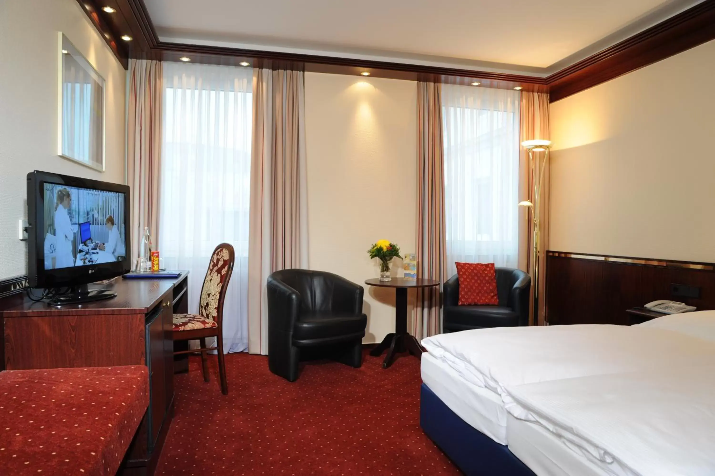 Bed, TV/Entertainment Center in Best Western Hotel zur Post