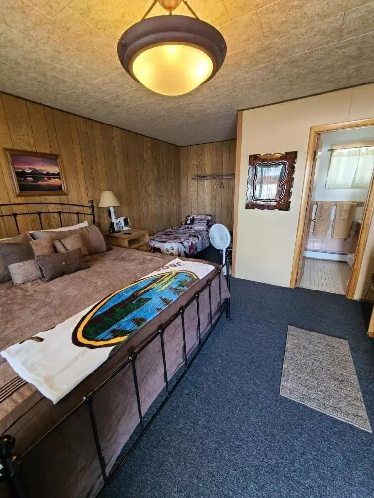 Bathroom, Bed in Tolsona Lake Lodge