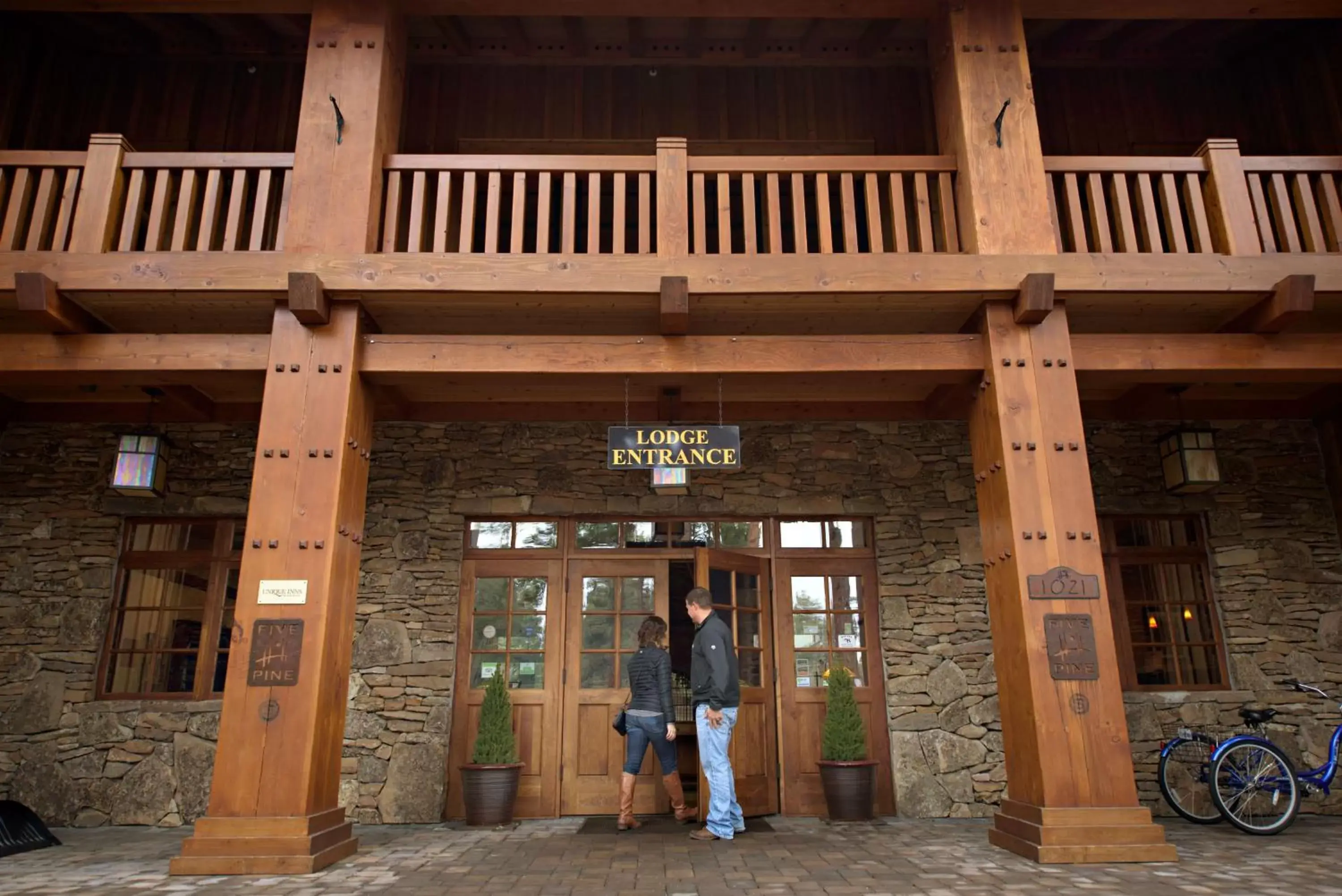 Facade/entrance in FivePine Lodge