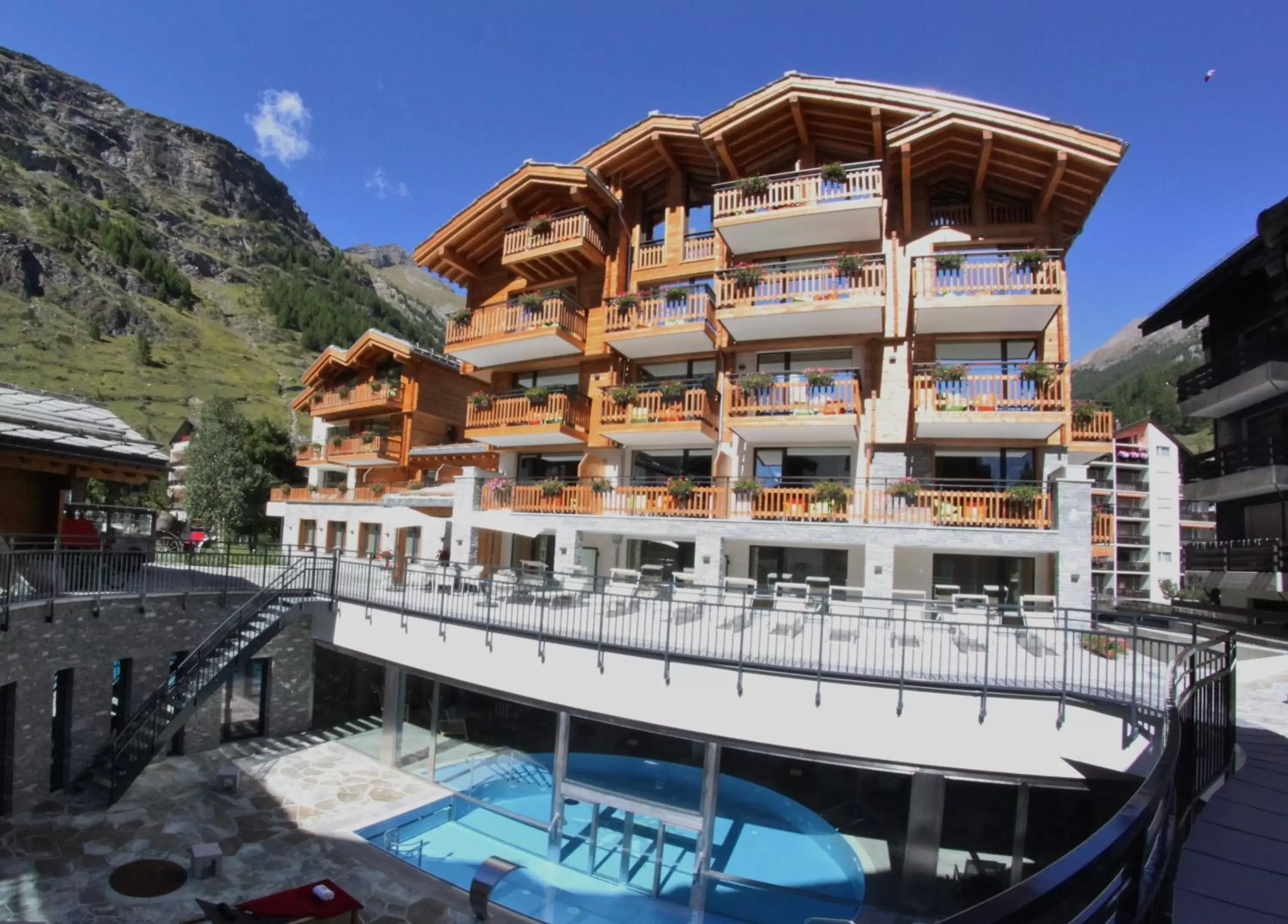 Facade/entrance, Property Building in Alpenhotel Fleurs de Zermatt