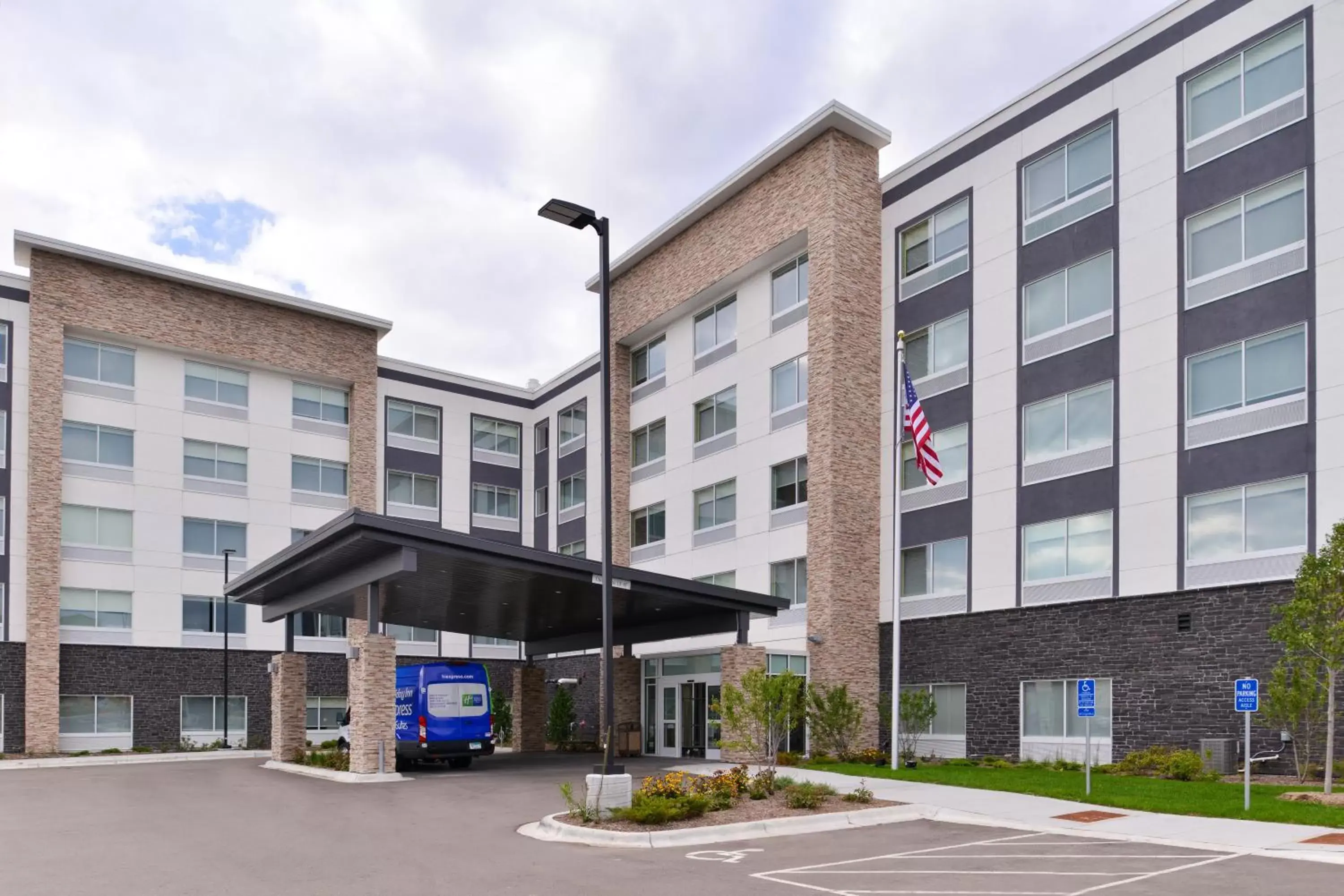 Property Building in Holiday Inn Express & Suites - Mall of America - MSP Airport, an IHG Hotel