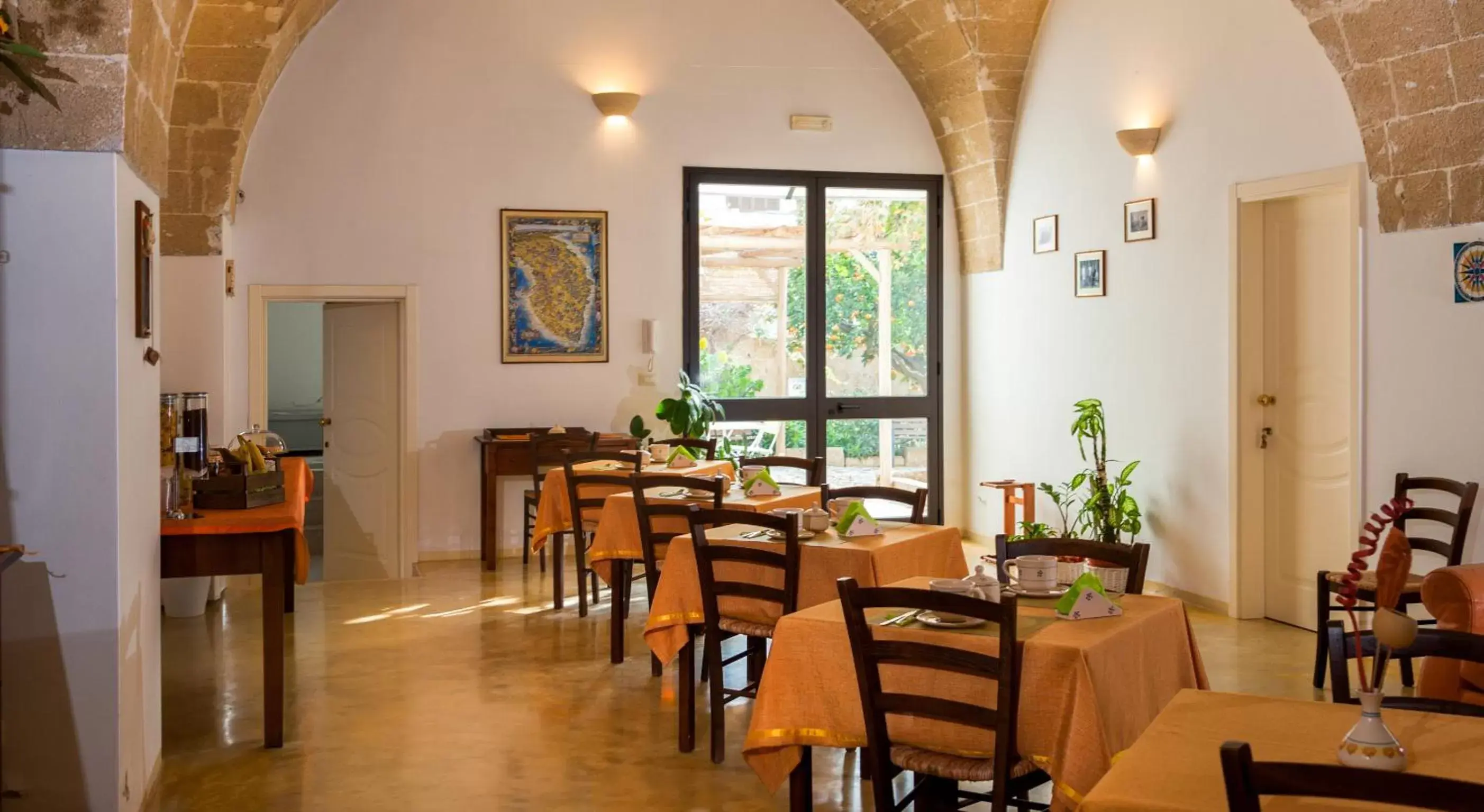 Communal lounge/ TV room, Restaurant/Places to Eat in B&B La Garolla