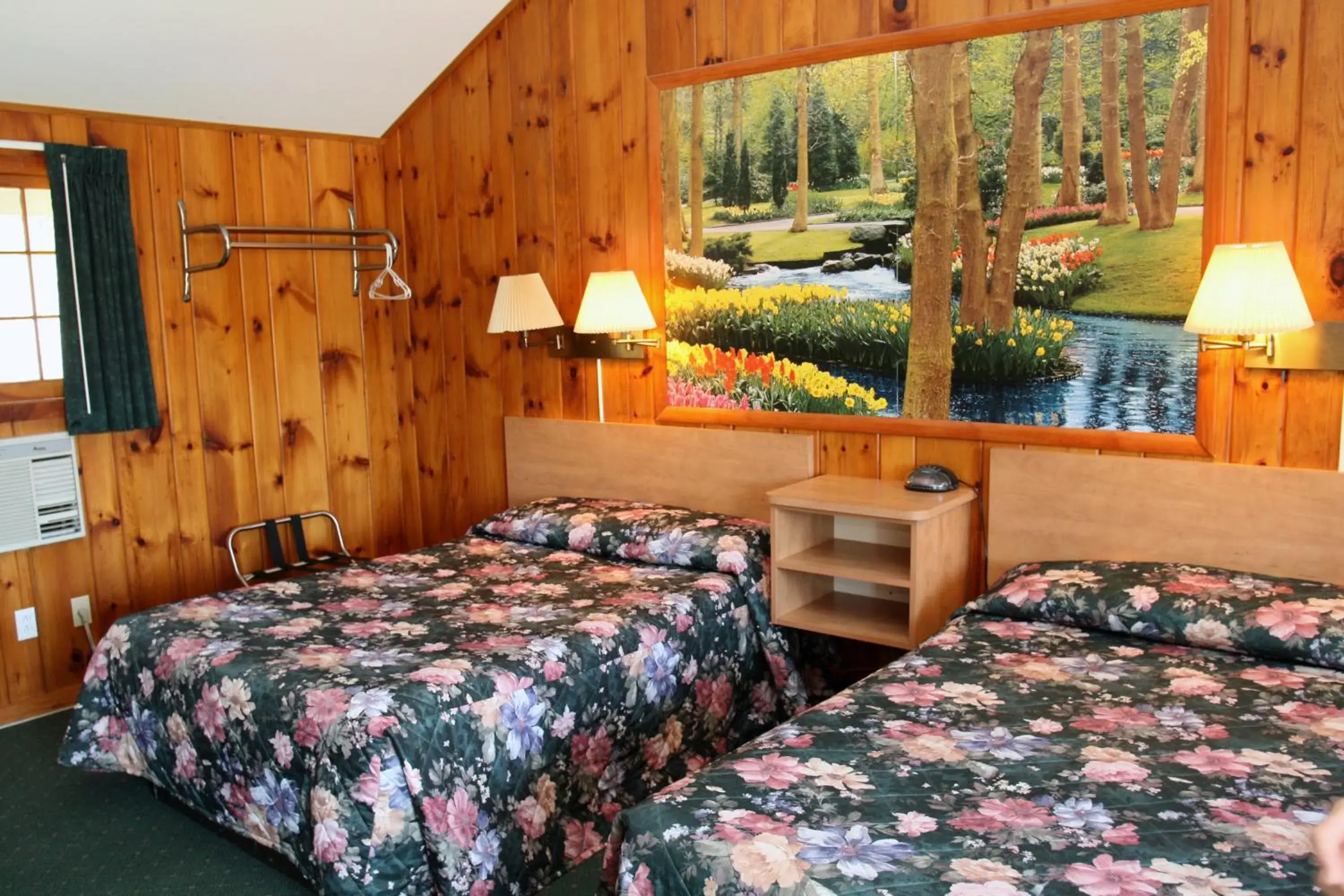 Bedroom, Bed in Studio Motel of Lake George