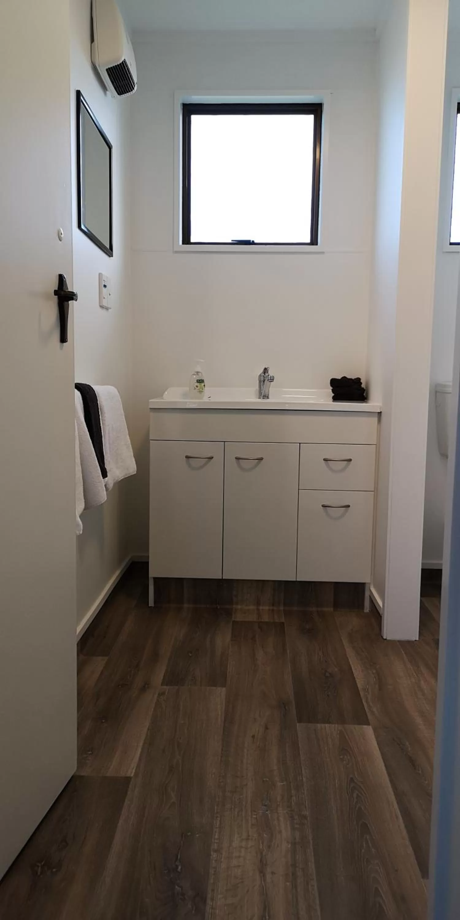 Bathroom in Colonial Lodge Motel