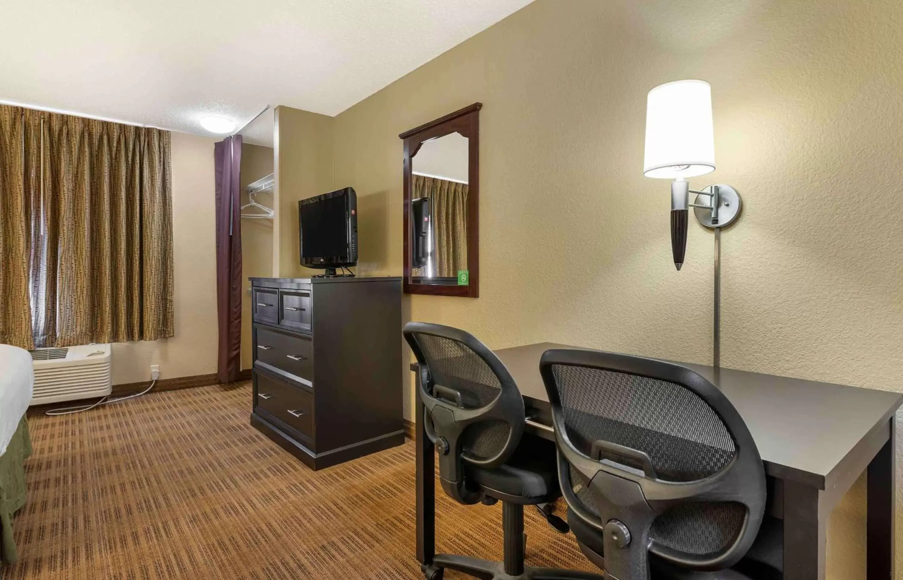 Bedroom, Seating Area in Extended Stay America Suites - Champaign - Urbana