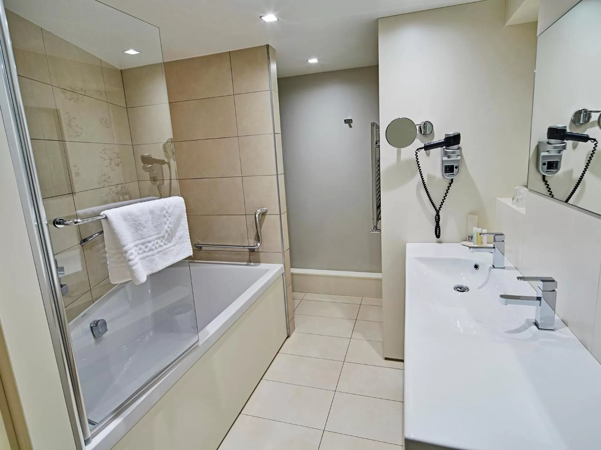 Bathroom in Golden Tulip Amnéville - Hôtel Spa & Casino