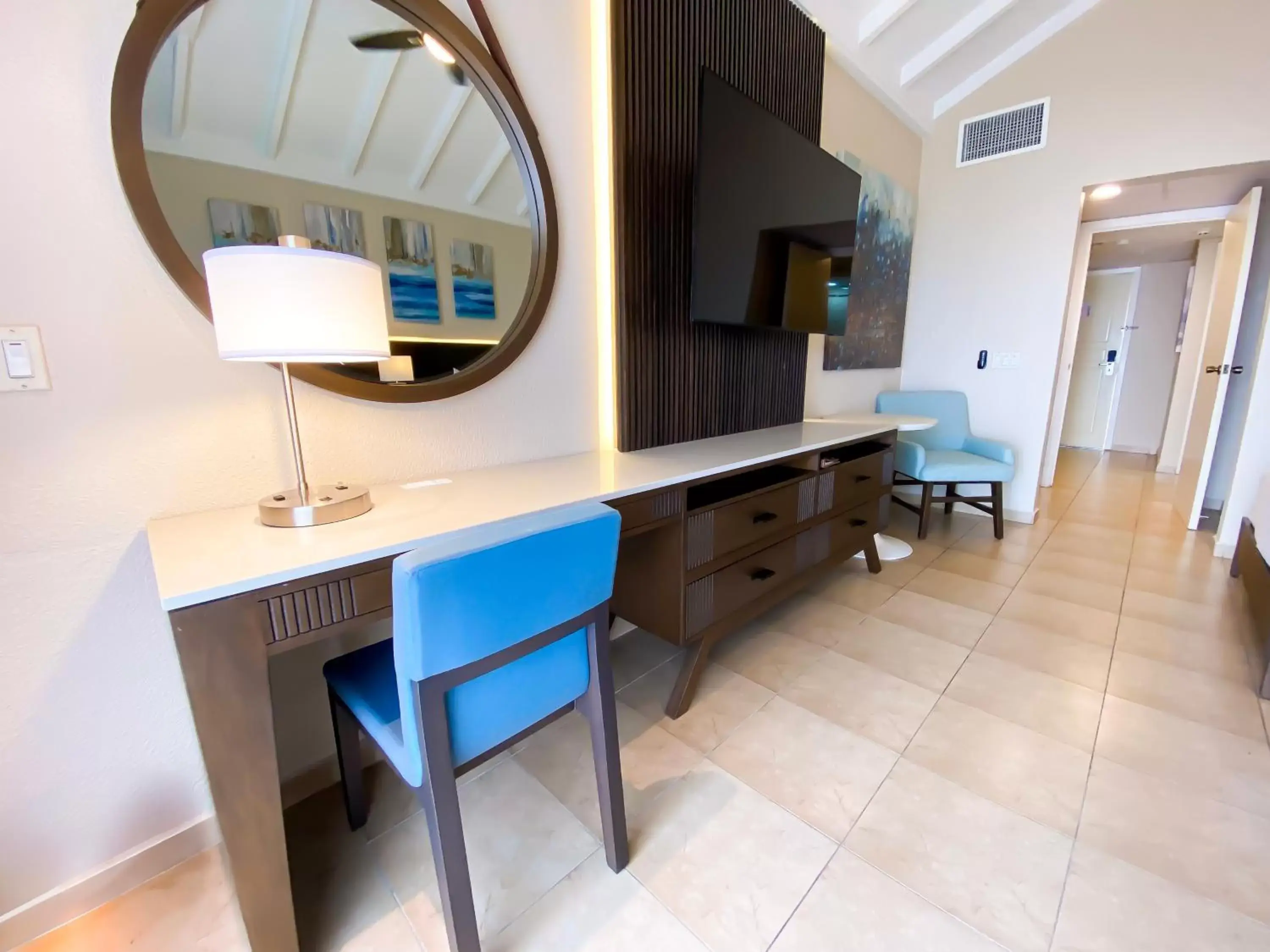 Bedroom, TV/Entertainment Center in The Royal Sea Aquarium Resort