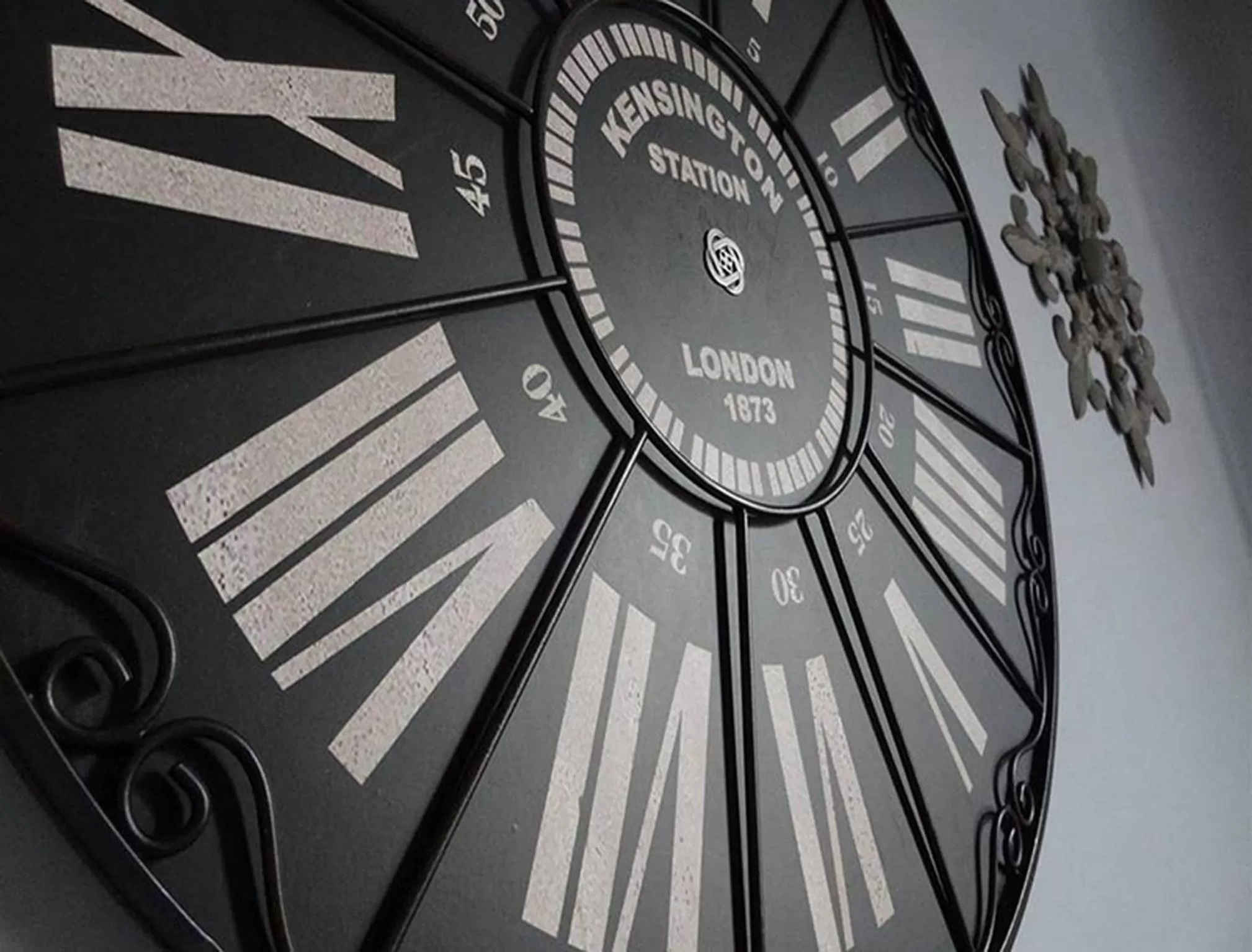 Decorative detail in Nestle Inn