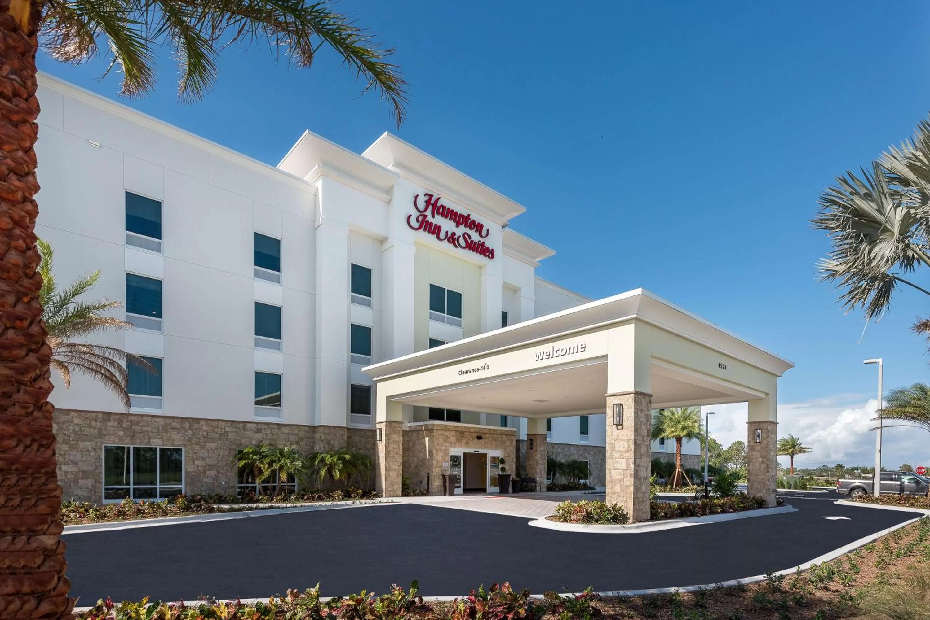 Property building in Hampton Inn & Suites West Melbourne-Palm Bay Road