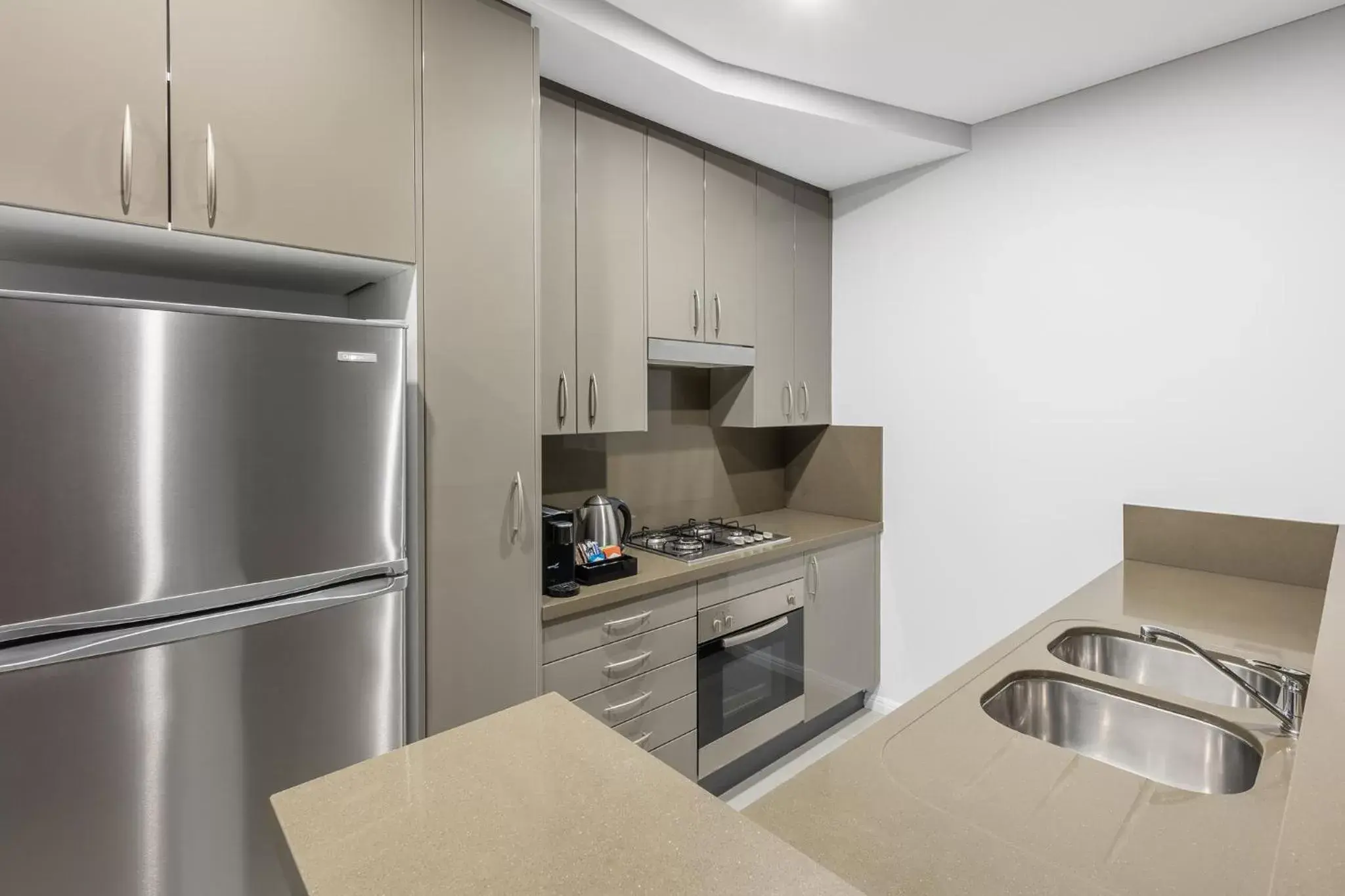 Kitchen or kitchenette, Kitchen/Kitchenette in Meriton Suites Kent Street, Sydney