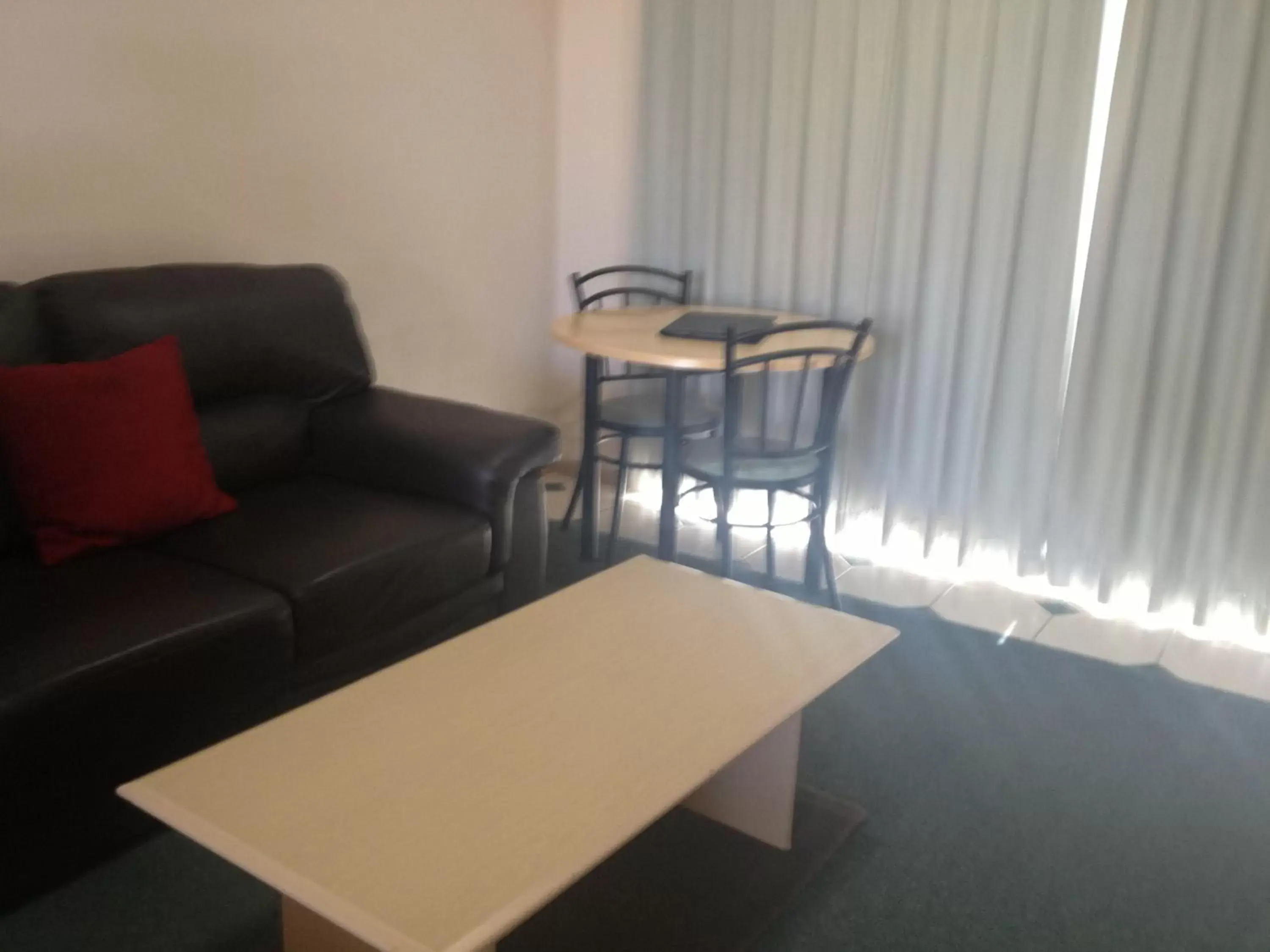 Dining area, Seating Area in Rose Garden Motel