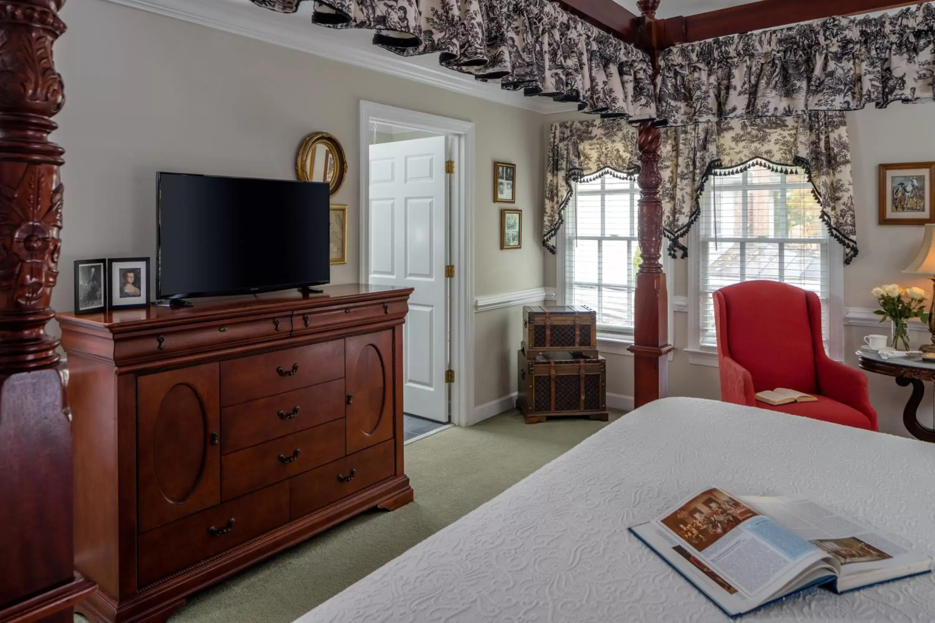 TV/Entertainment Center in A Williamsburg White House Inn