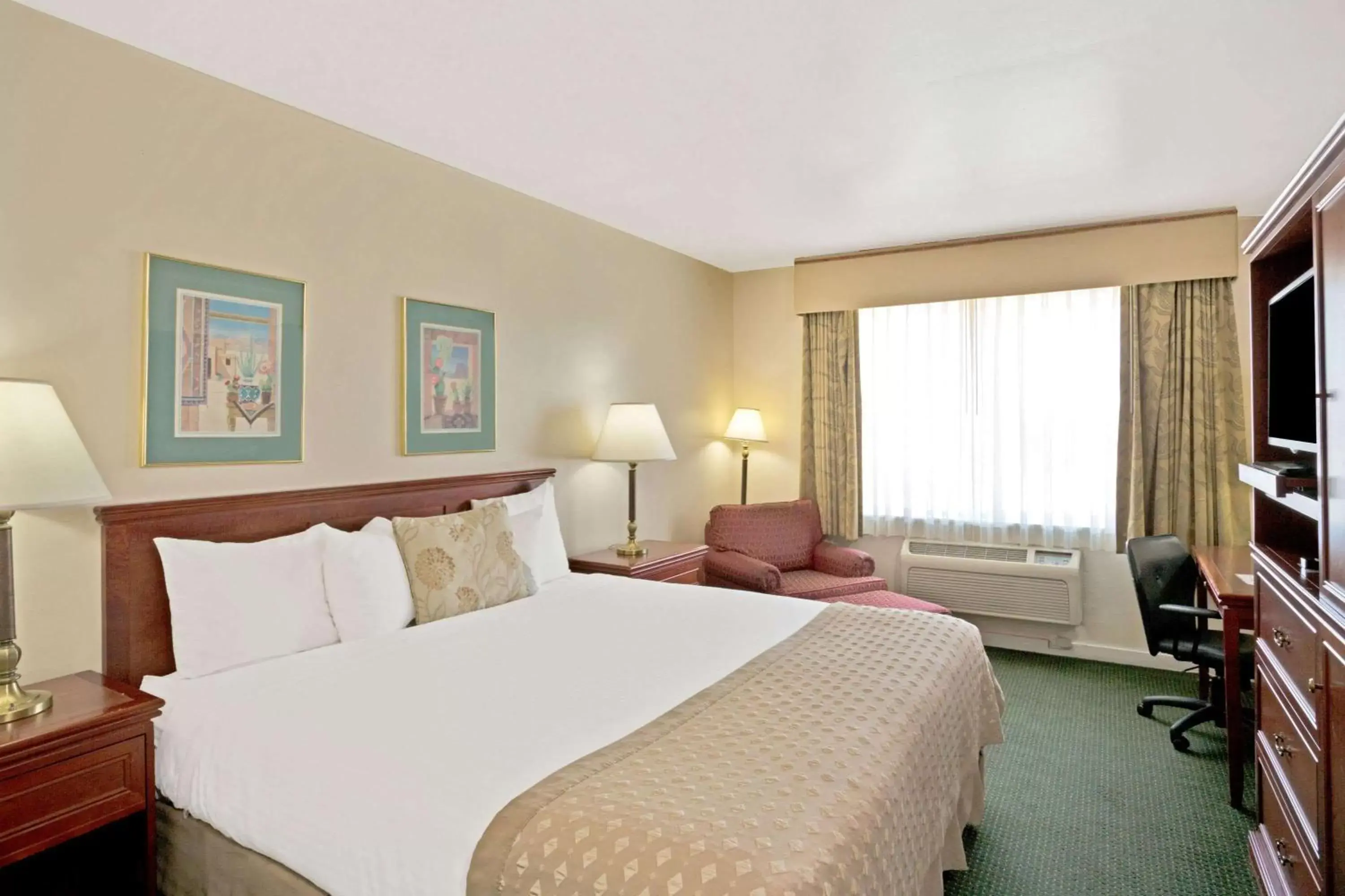 Photo of the whole room, Bed in Ramada by Wyndham Draper
