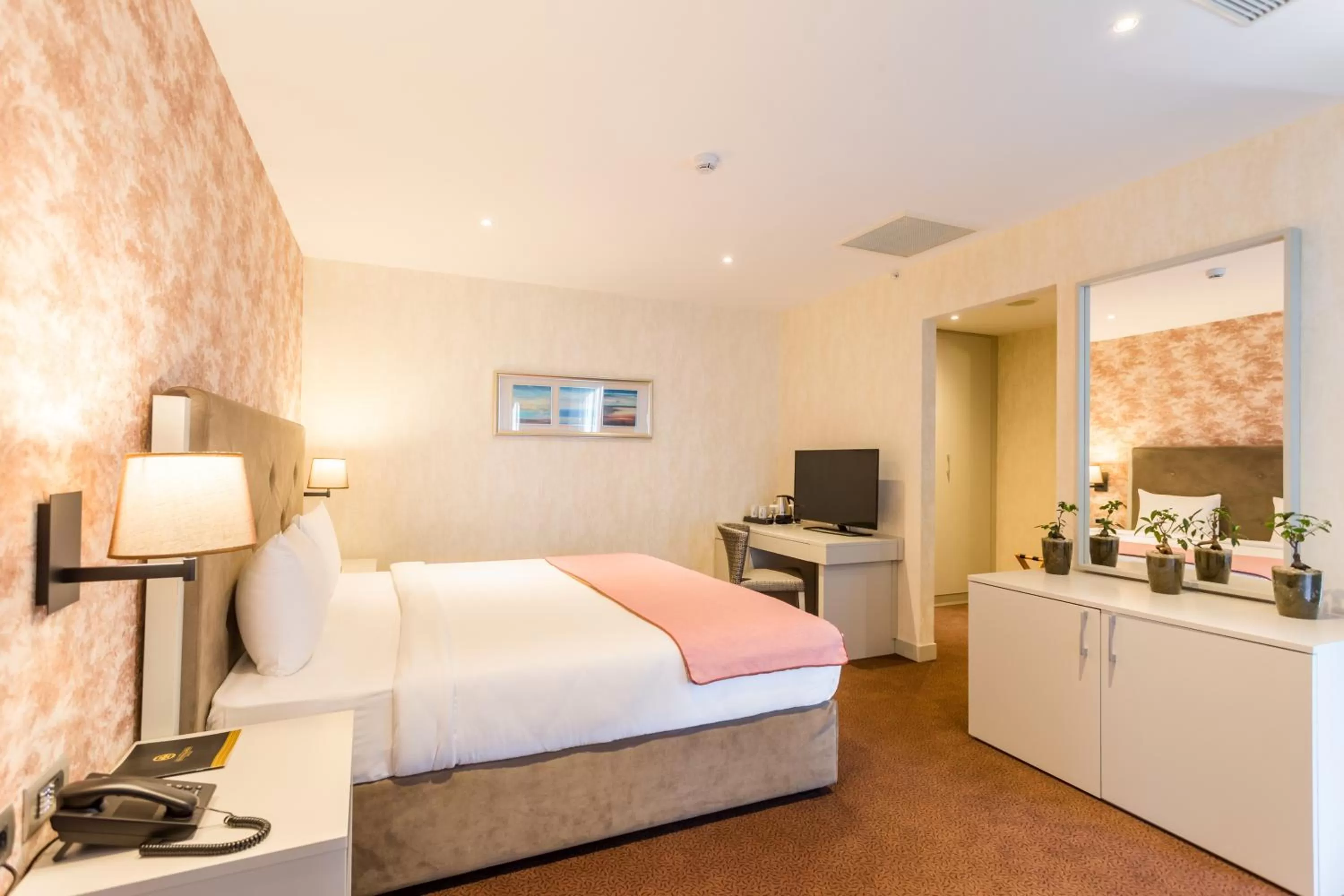 Bedroom, Bed in The Grand Gloria Hotel