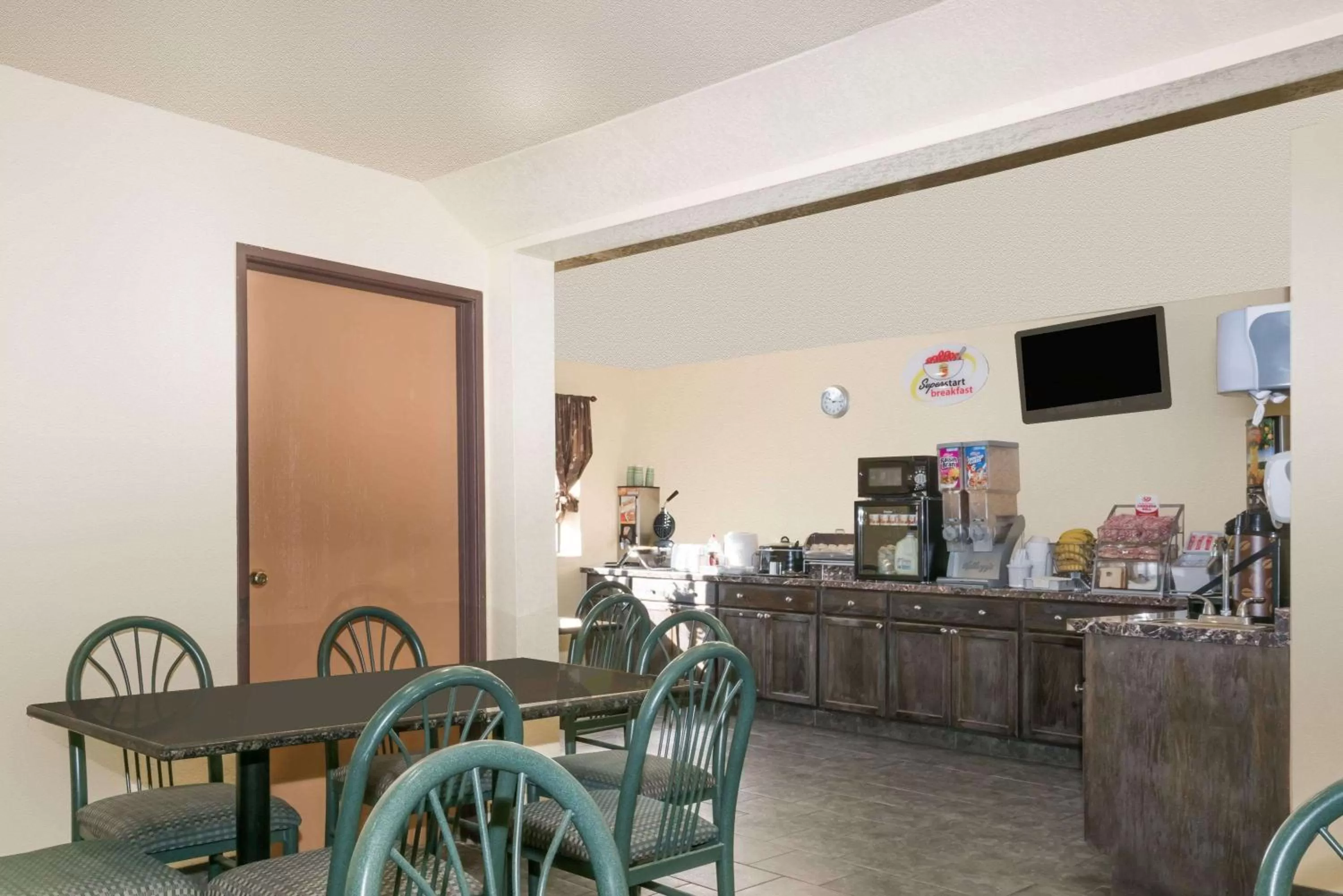 Restaurant/places to eat in Super 8 by Wyndham Topeka/Wanamaker RD/I-70