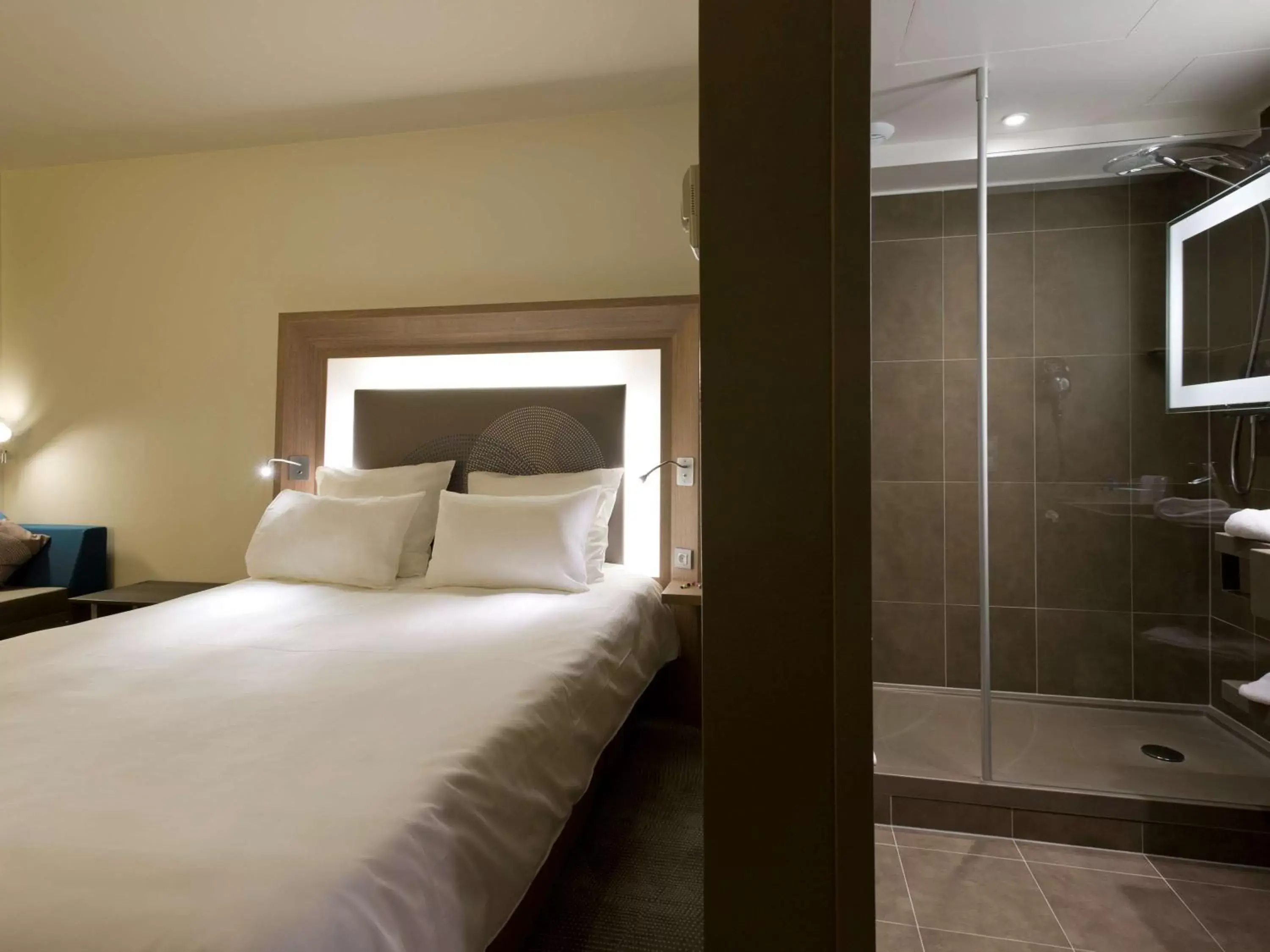 Photo of the whole room, Bed in Novotel Leuven Centrum