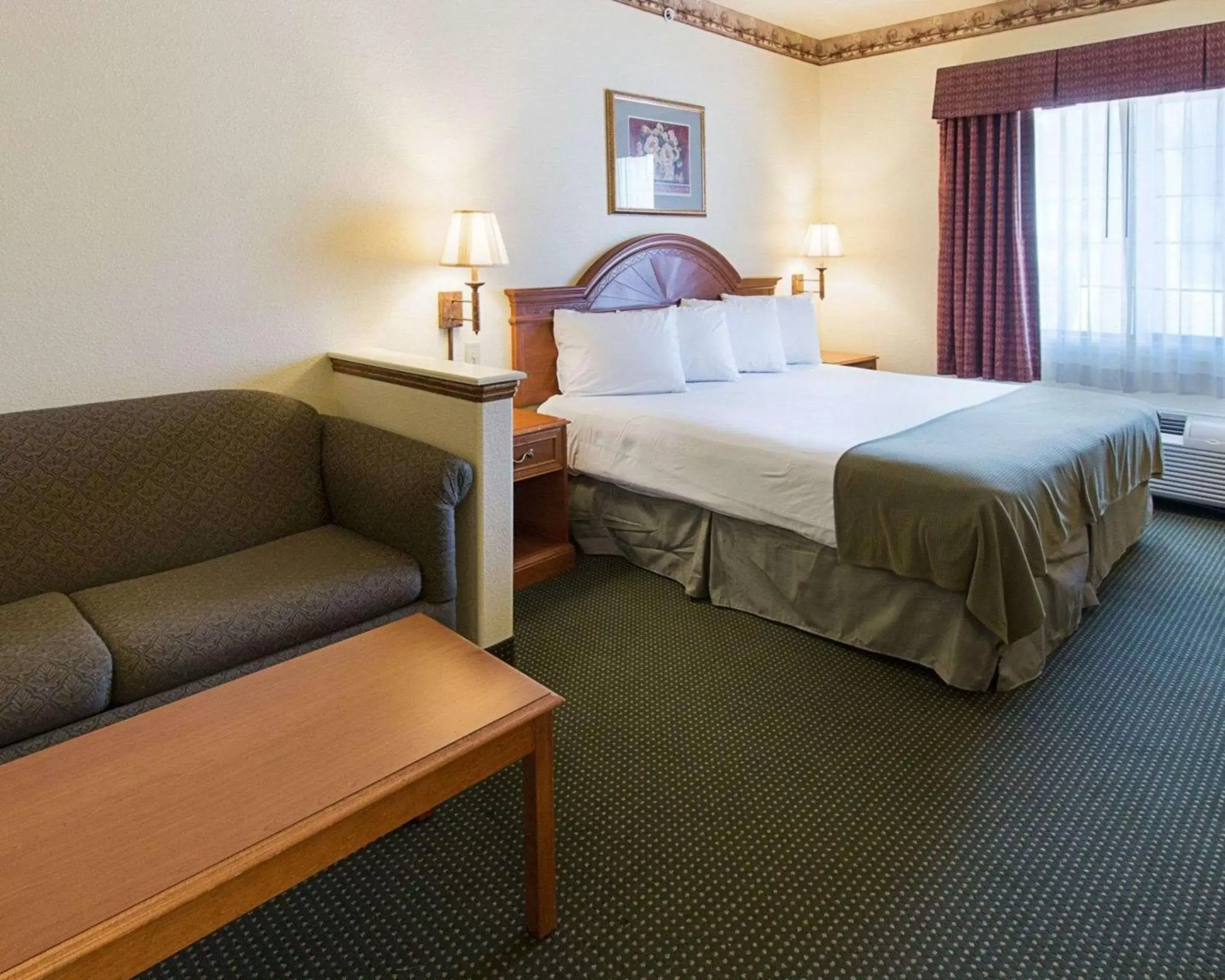 Photo of the whole room, Bed in Quality Inn & Suites - Glen Rose