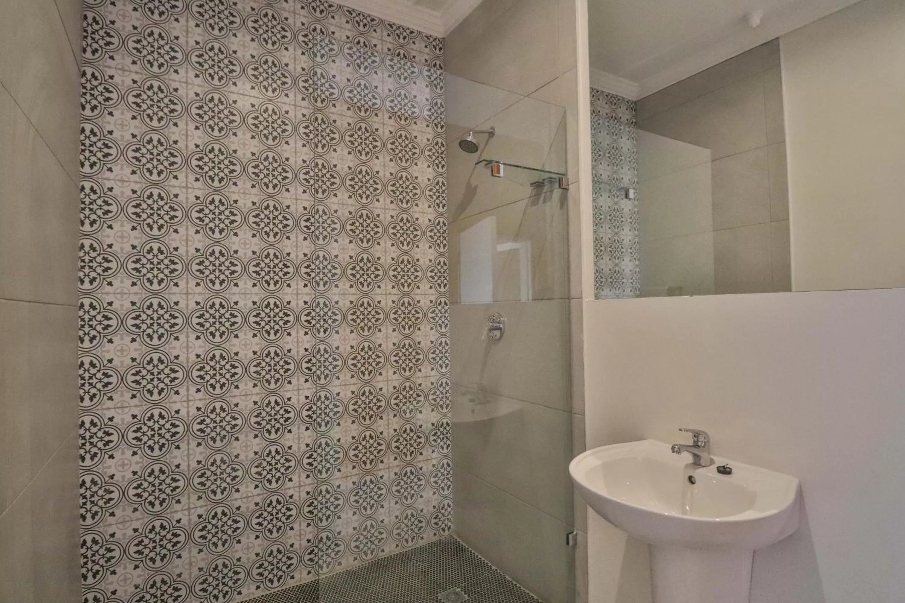 Shower in Thistle Hotel