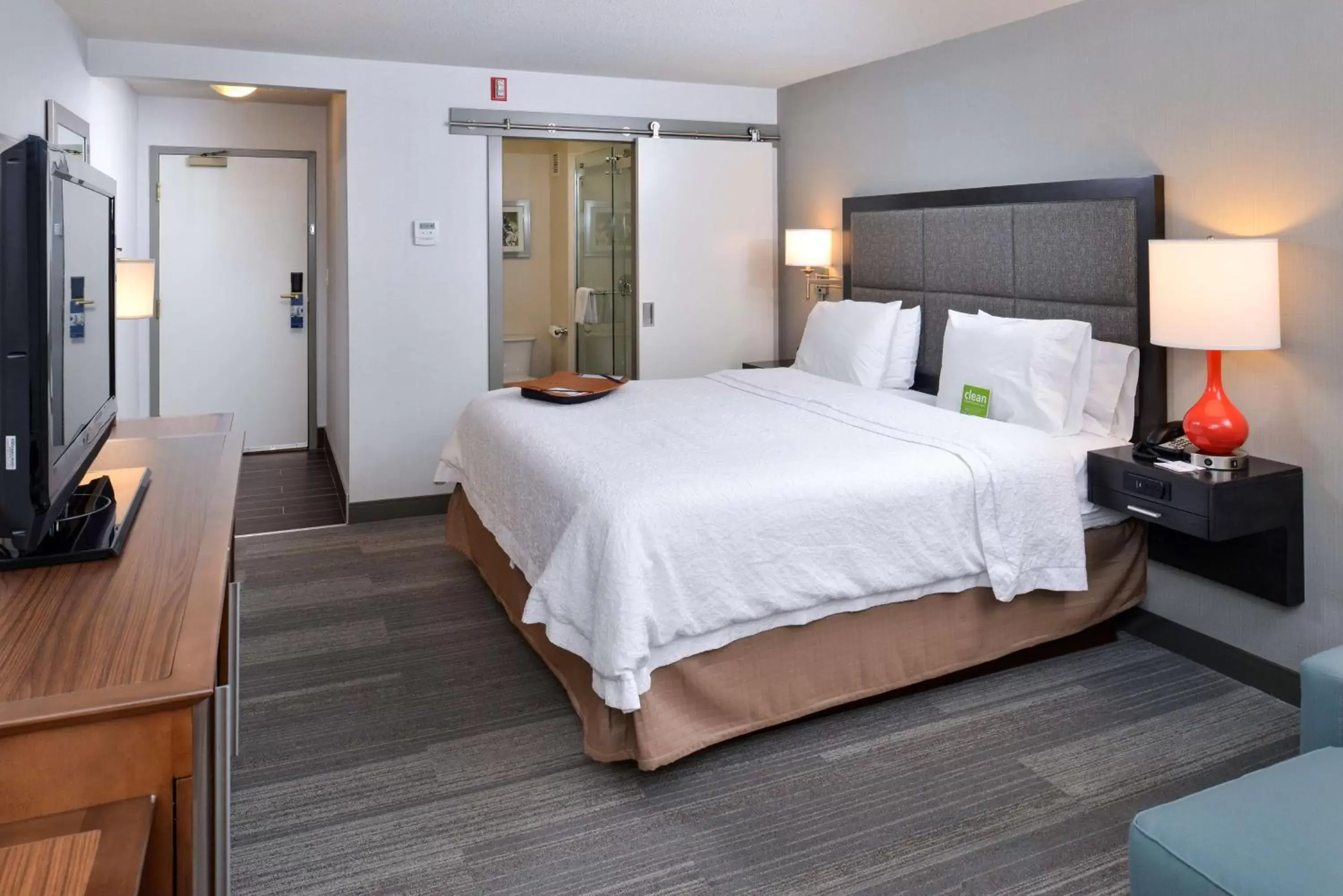 Bed in Hampton Inn & Suites by Hilton Calgary University NW