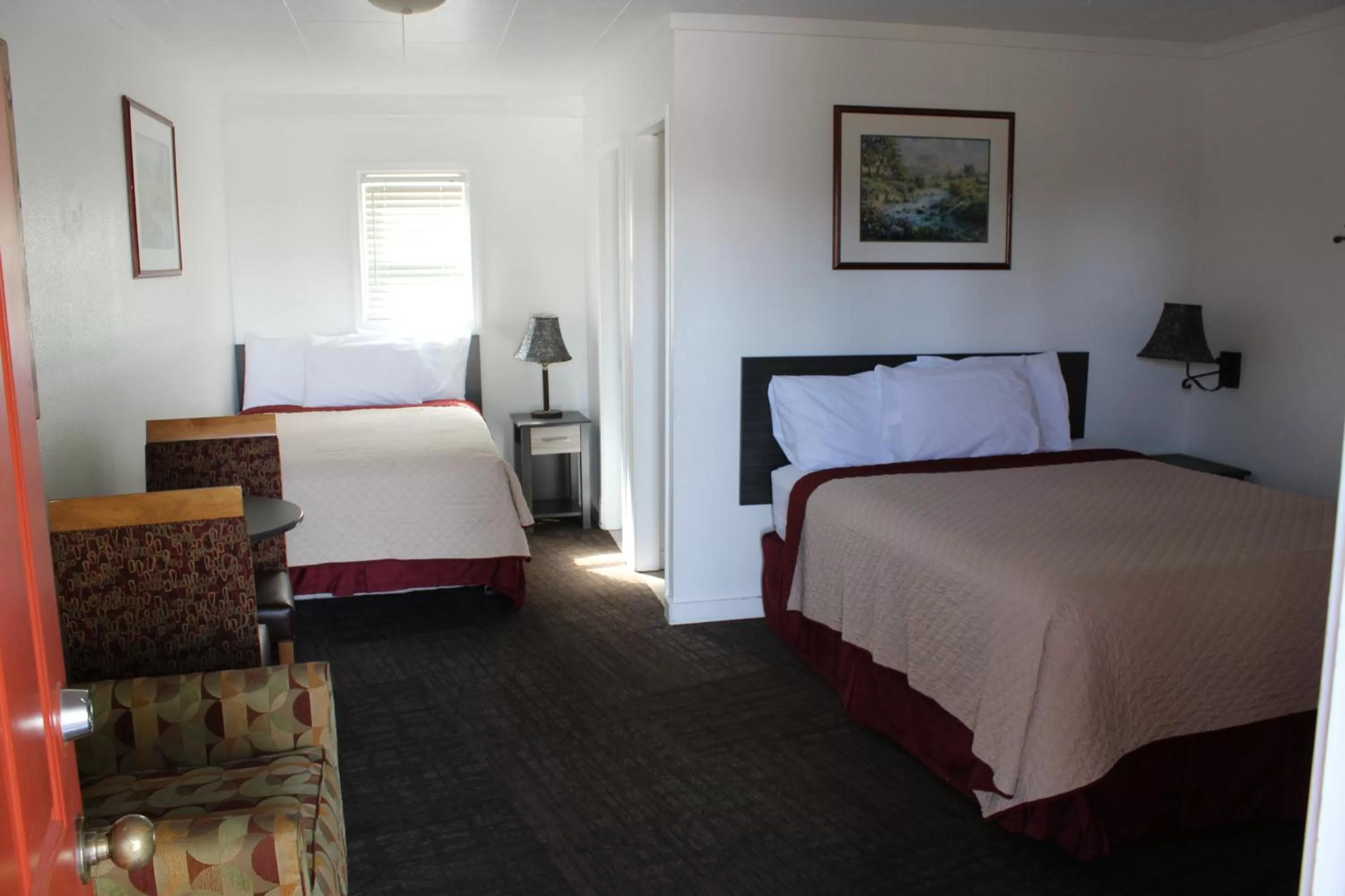 Bed in Chalet Motel - Affordable Stay in Central Bend