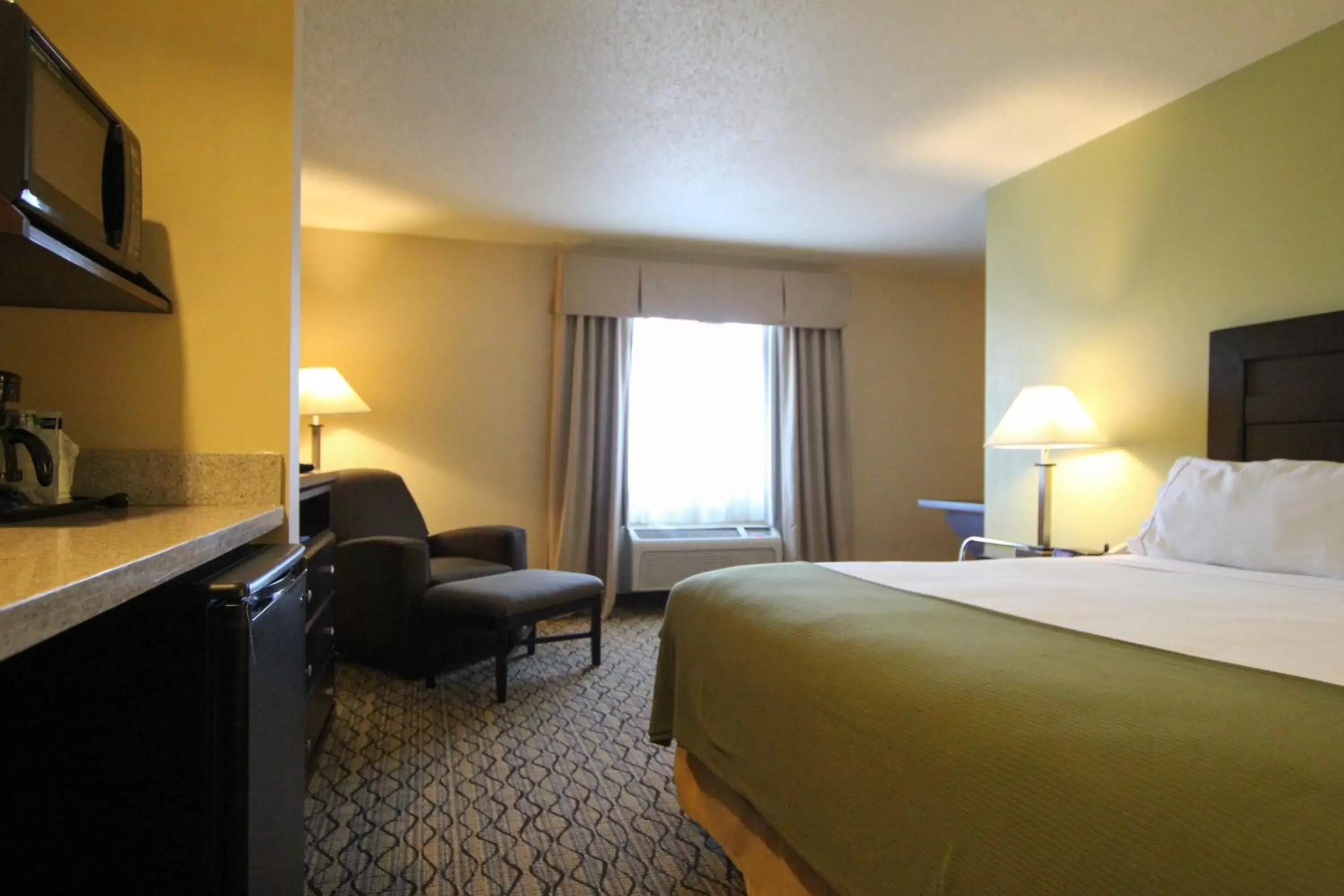 Bedroom, Bed in Holiday Inn Express & Suites Chicago-Libertyville, an IHG Hotel