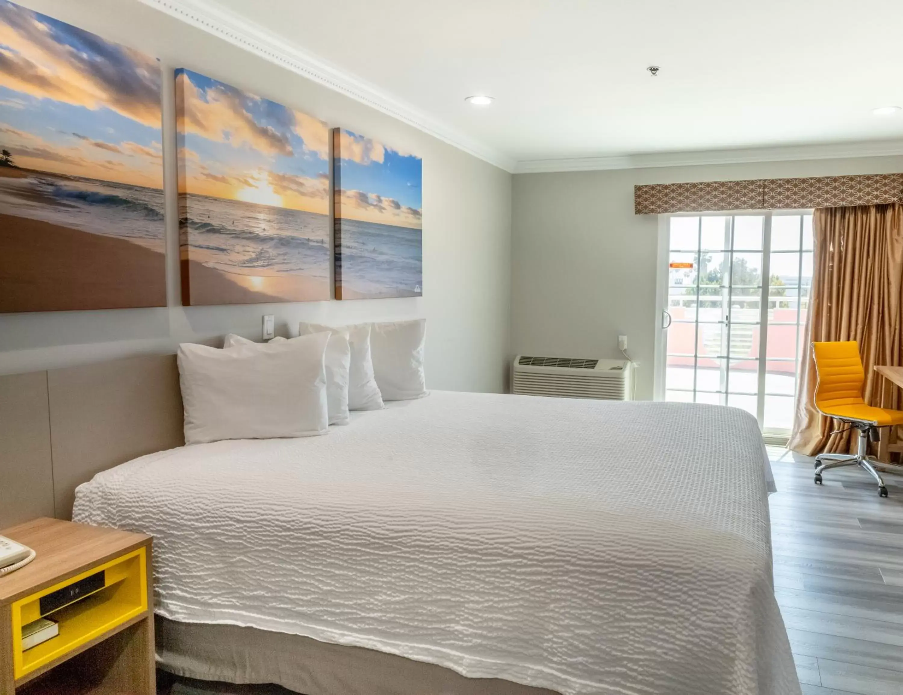 Bed in Days Inn by Wyndham Santa Monica/Los Angeles