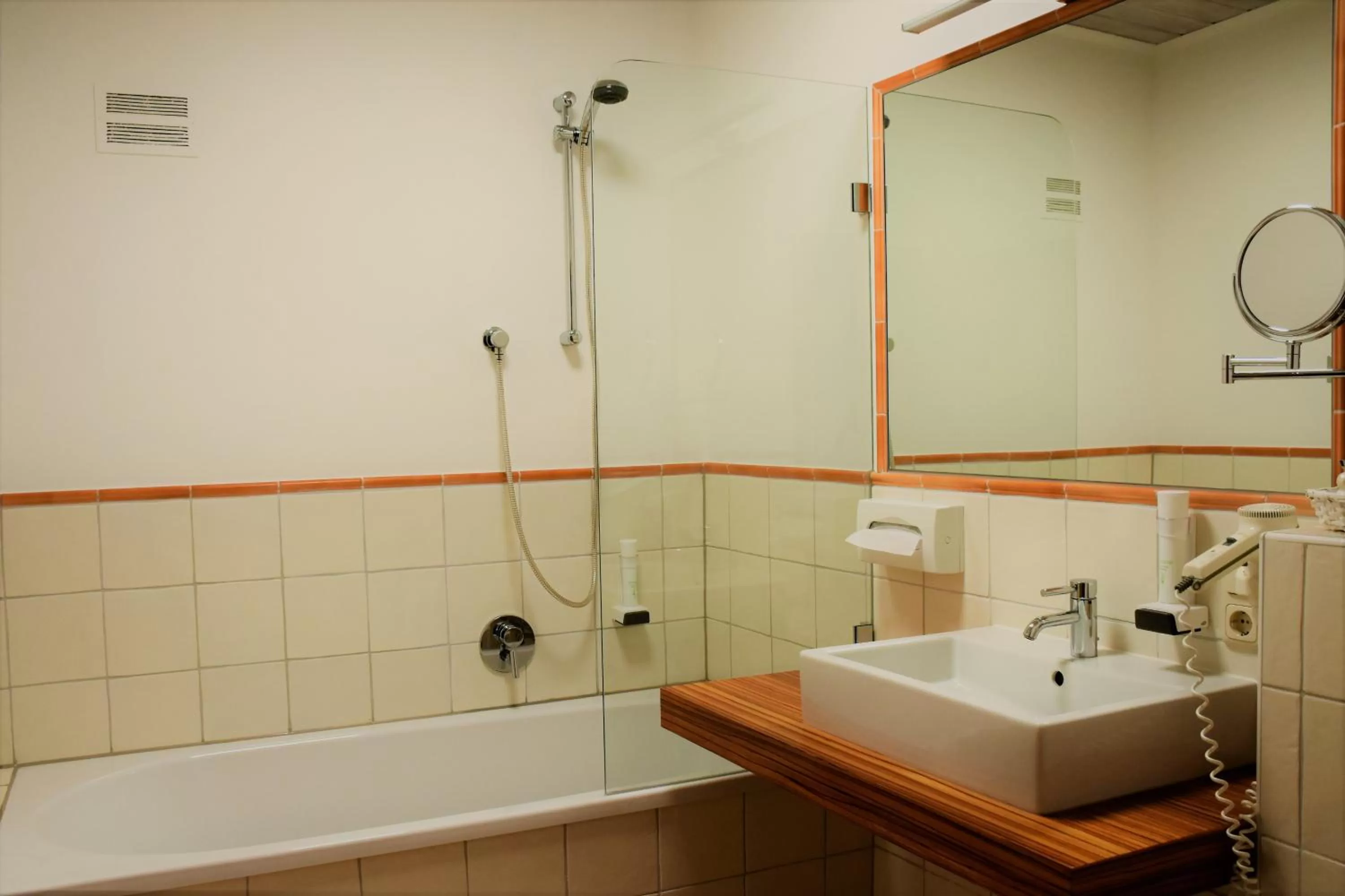 Shower in Schüdlbauer´s Hotel-Restaurant-Bar