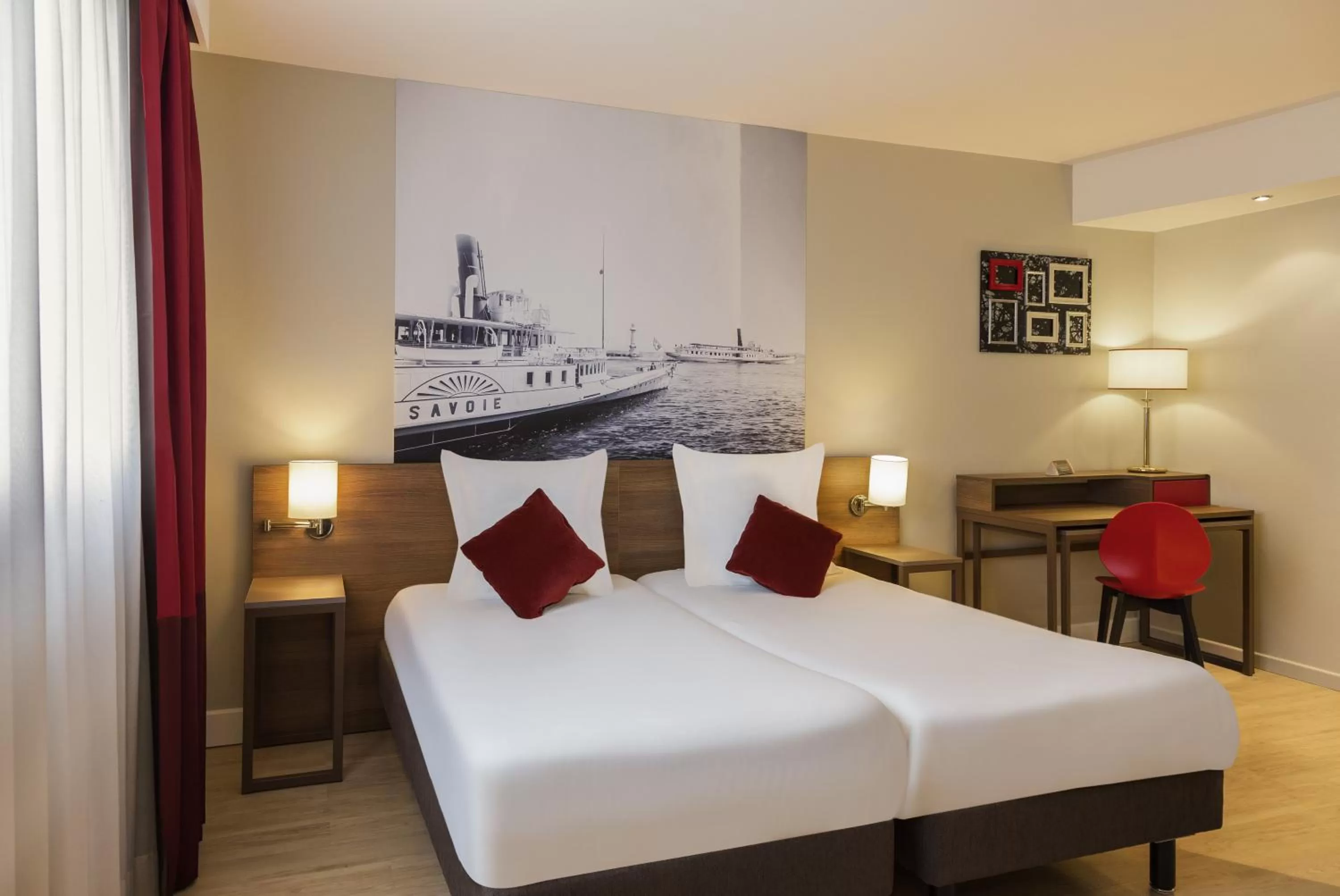 Photo of the whole room, Bed in Adagio Original Thoiry Genève