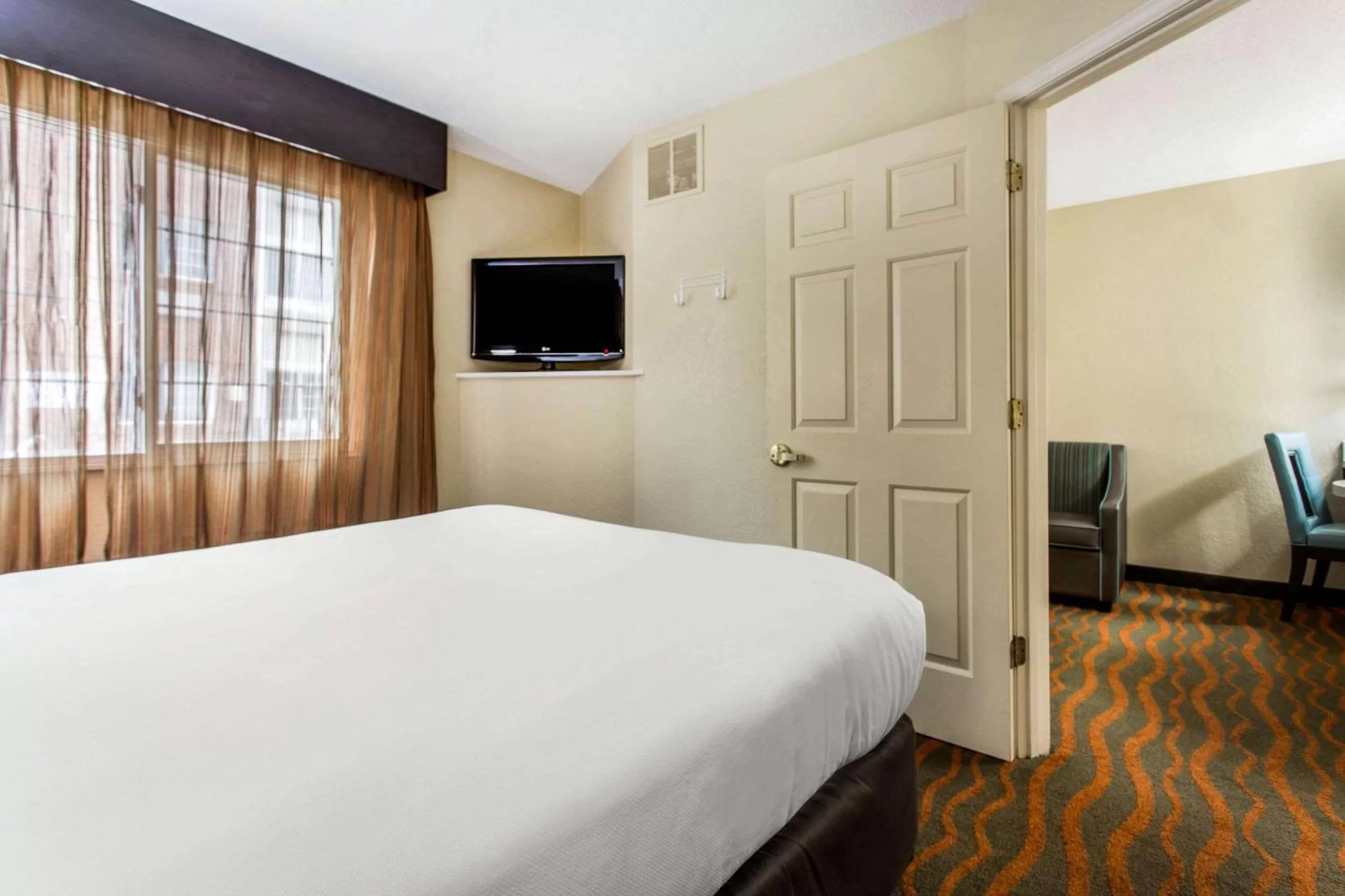 Photo of the whole room, Bed in MainStay Suites Greenville Airport