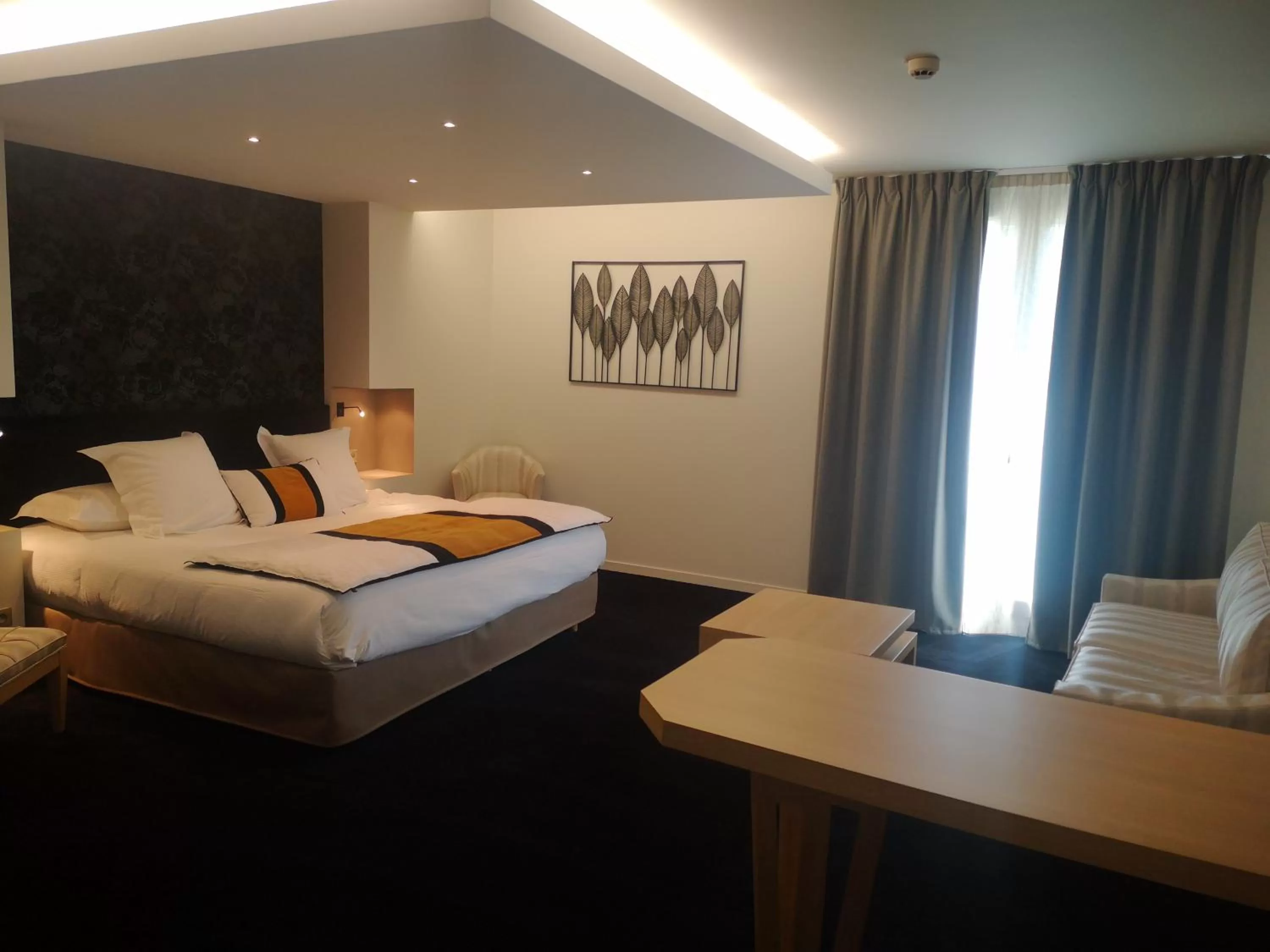 Bed in Les Suites - Konine 4 - Hotel & Bar & Restaurant