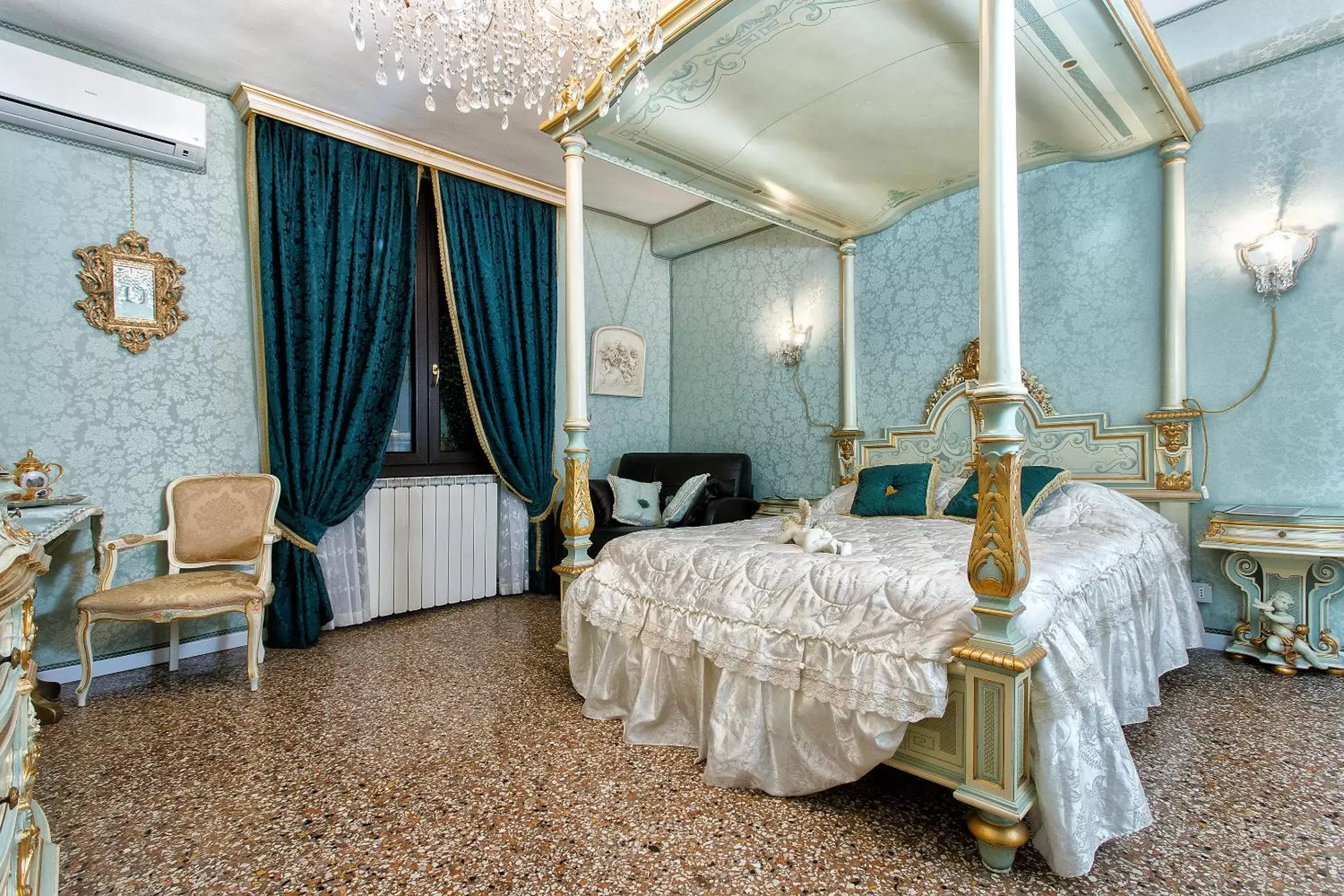 Photo of the whole room, Bed in Scalon del Doge