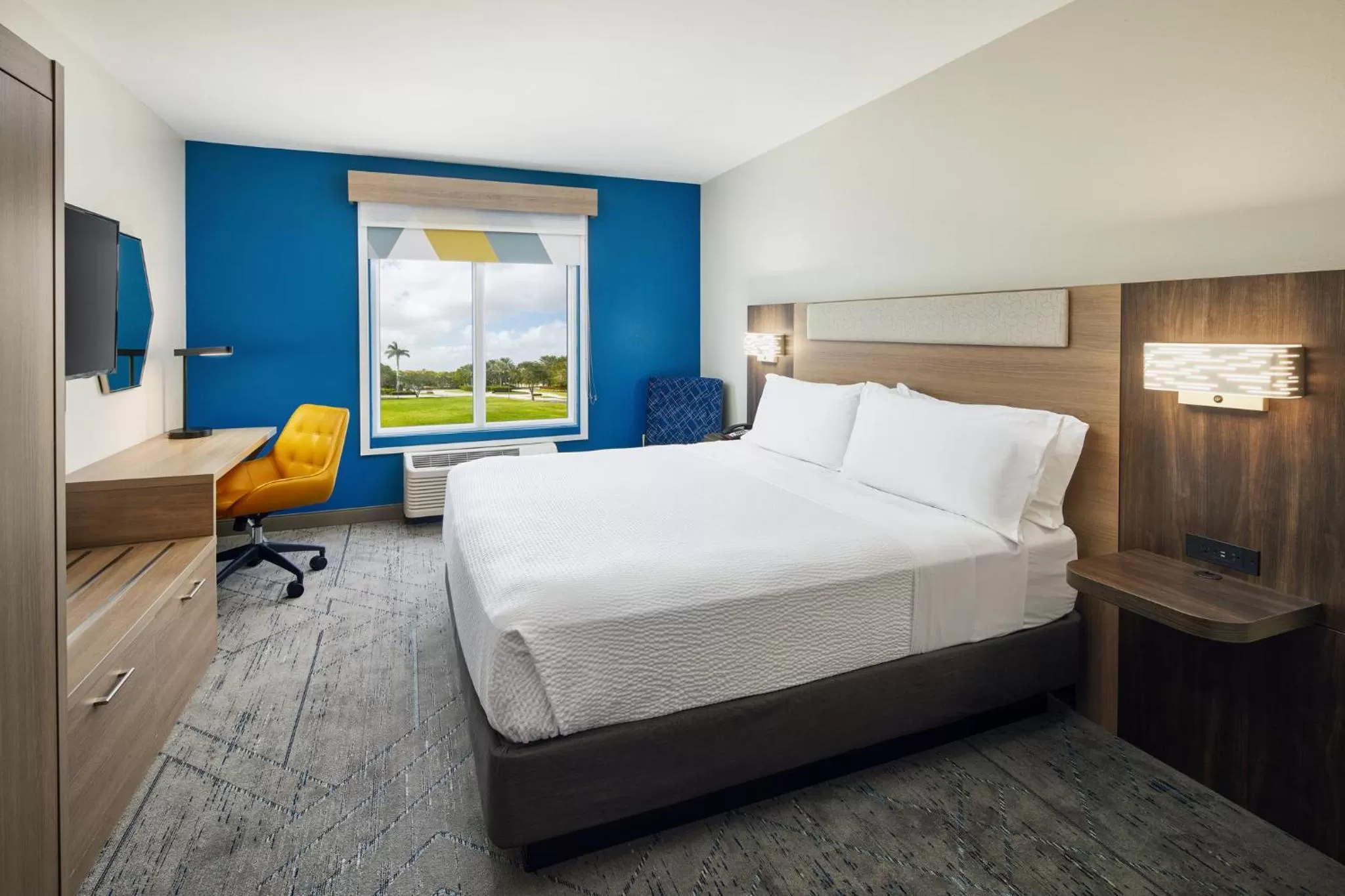 Bedroom, Bed in Holiday Inn Express Hotel & Suites Port St. Lucie West by IHG