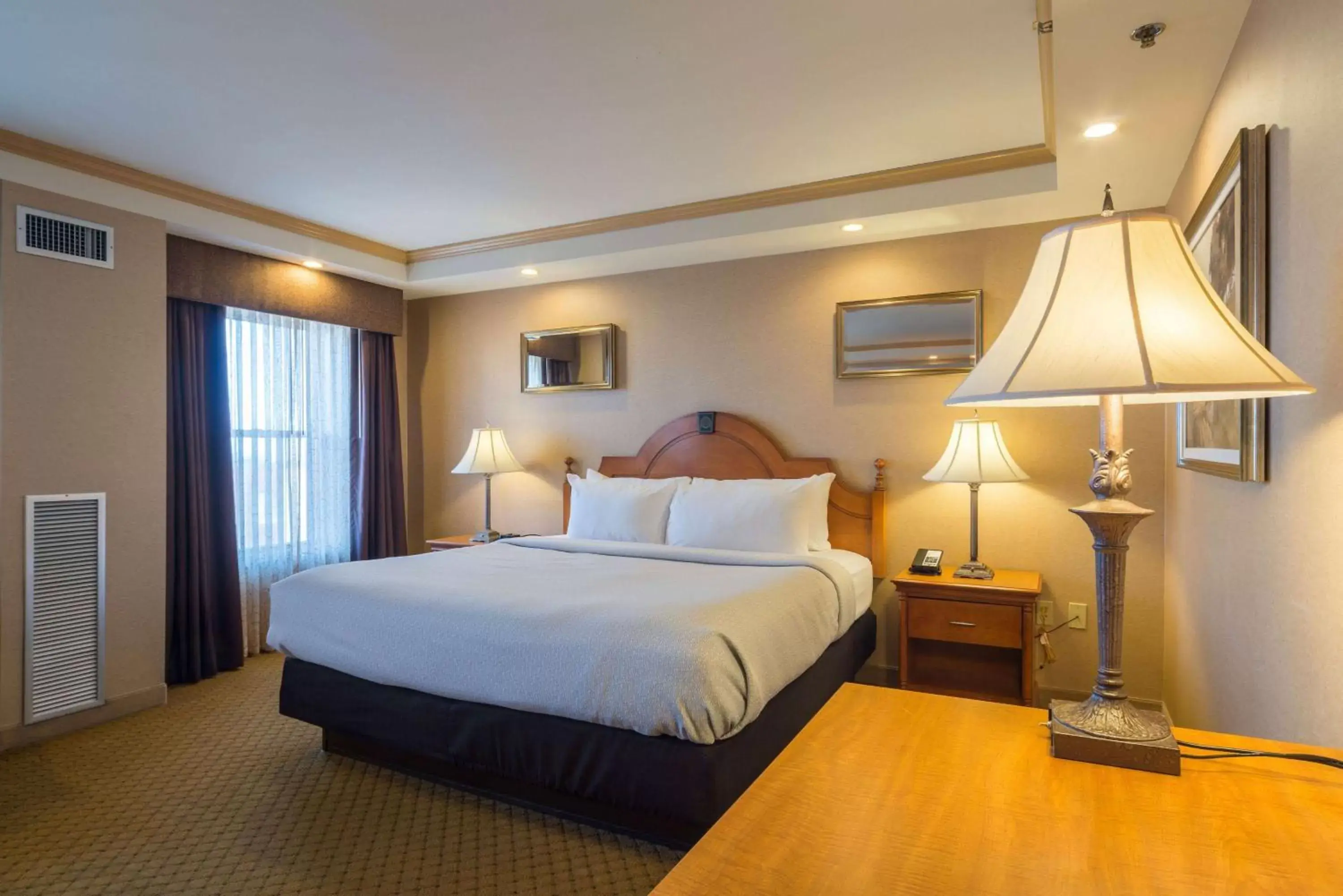 Photo of the whole room, Bed in Ambassador Hotel Milwaukee, Trademark Collection by Wyndham Photo of the whole room, Bed in Ambassador Hotel Milwaukee, Trademark Collection by Wyndham