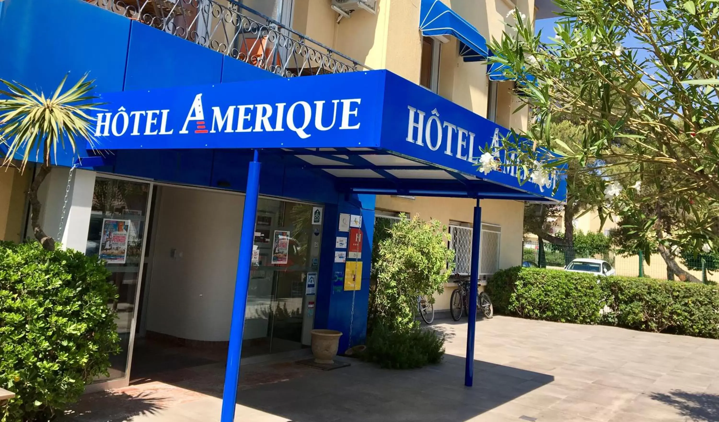 Property logo or sign in Amerique Hotel Palavas - Piscine & Parking - Plage