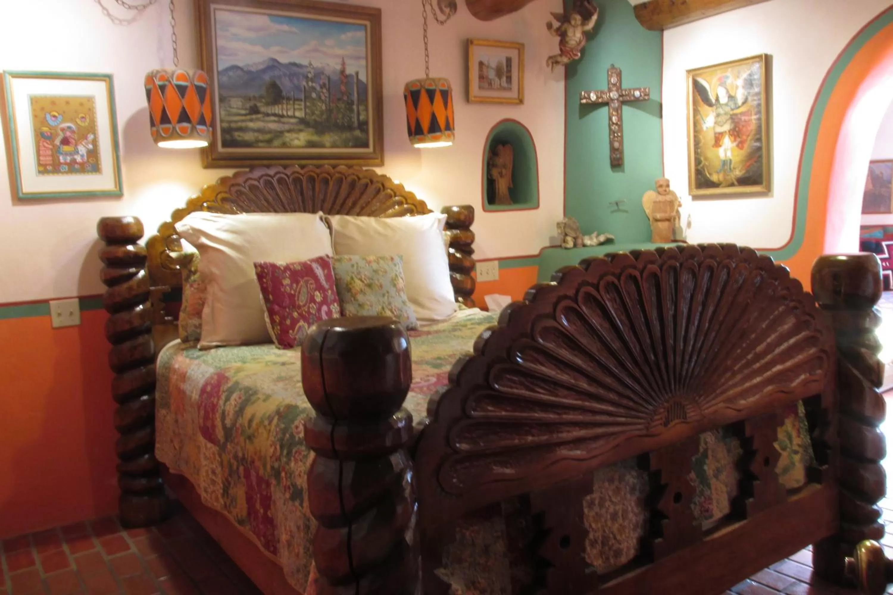 Bed in La Dona Luz Inn an Historic B&B