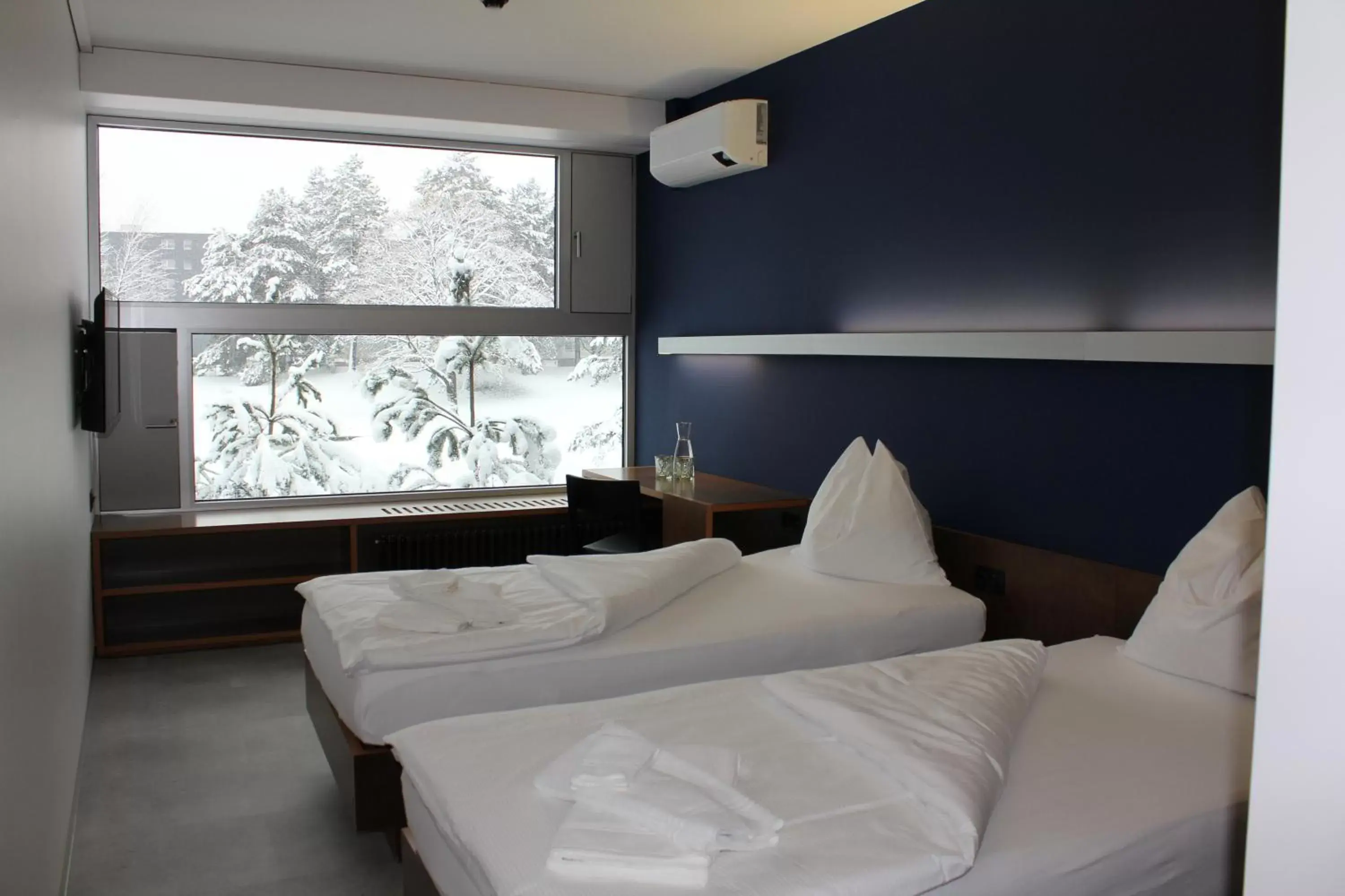 Photo of the whole room, Bed in lintharena ag