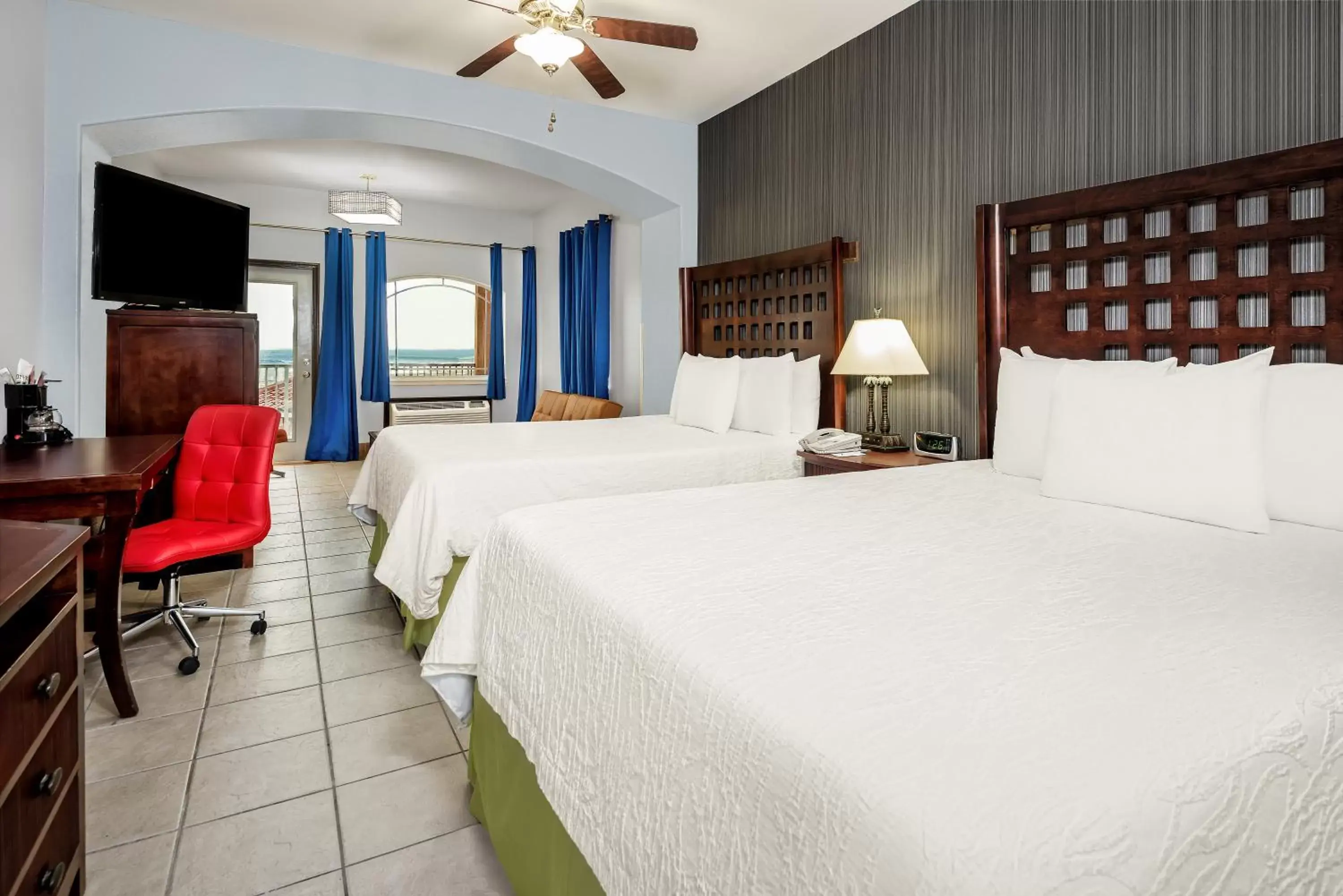 Bedroom, Bed in La Copa Inn Beach Hotel