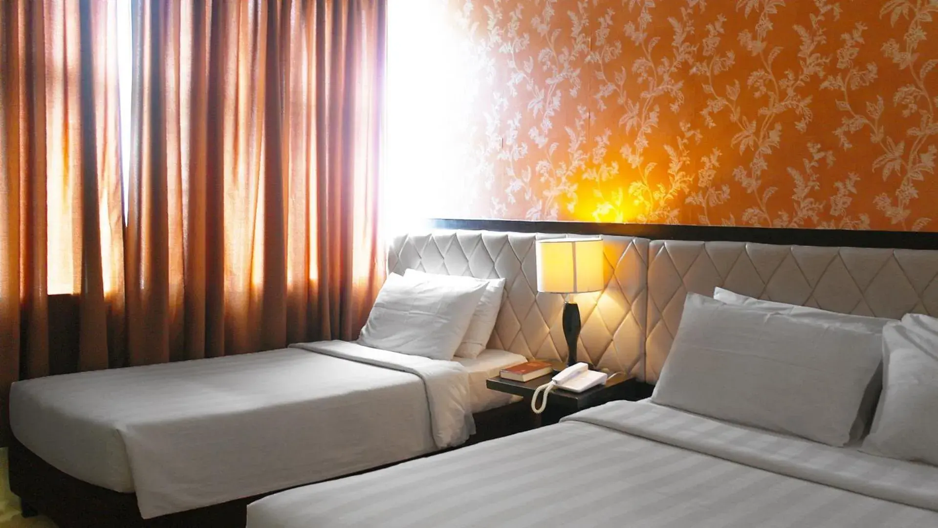 Bed in Manhattan Suites Inn