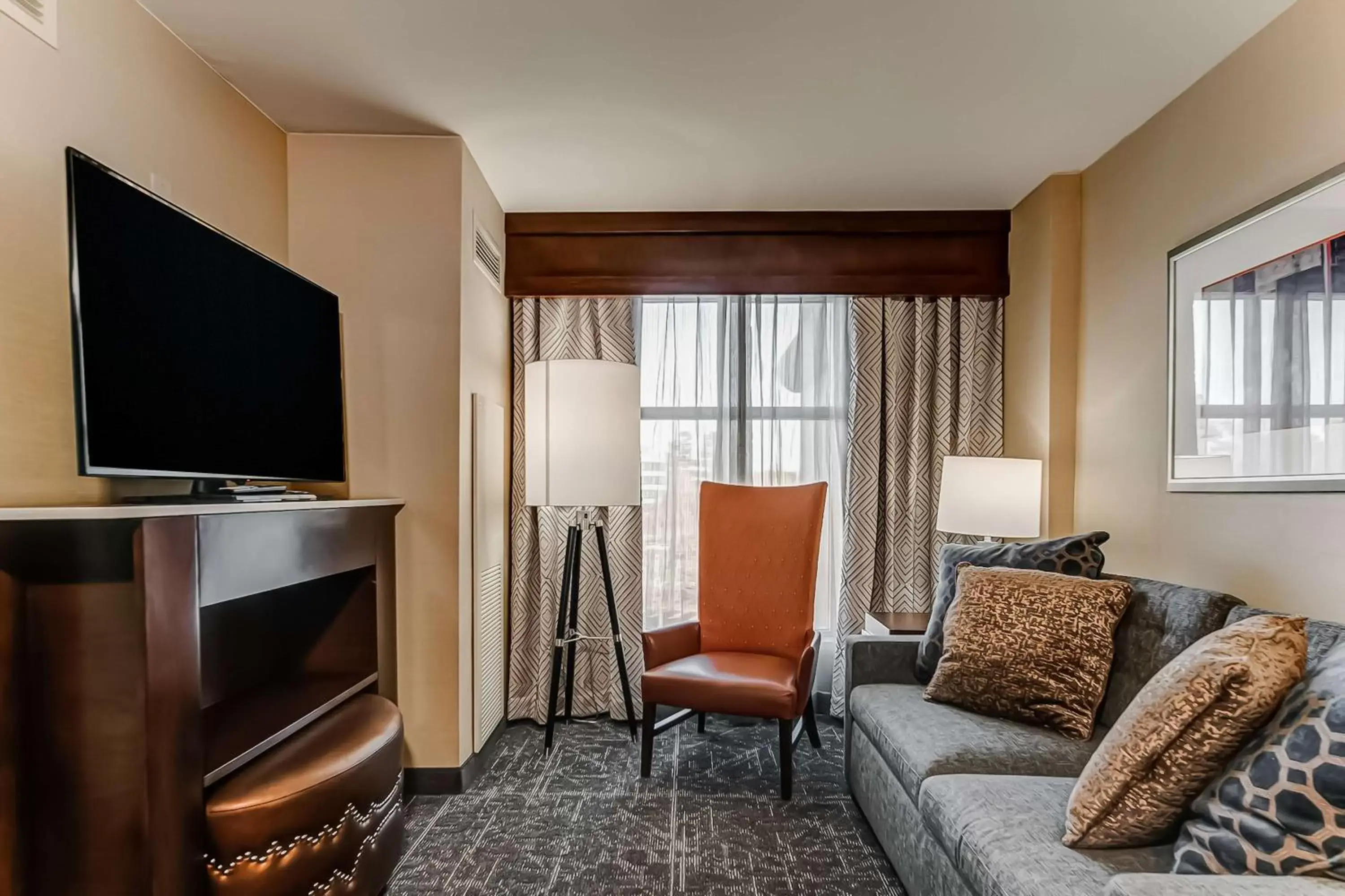 Living room, TV/Entertainment Center in Embassy Suites Atlanta - Kennesaw Town Center